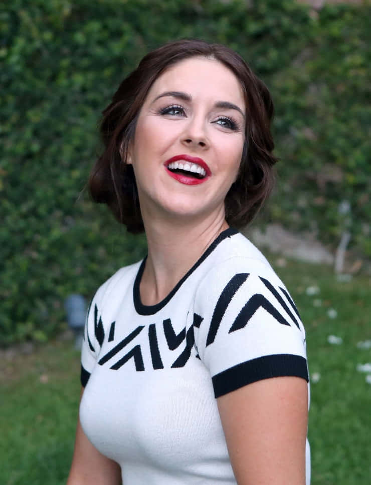 Erin Karpluk, dark hair, red lipstick, SD Phone Wallpaper