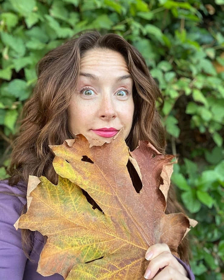 Erin Karpluk, maple leaf, green ivy background, SD Phone Wallpaper
