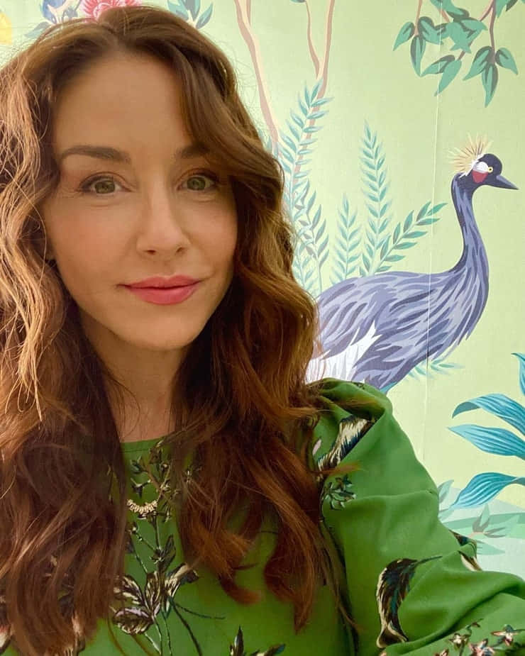 Erin Karpluk, light green wallpaper, blue crane, SD Phone Wallpaper
