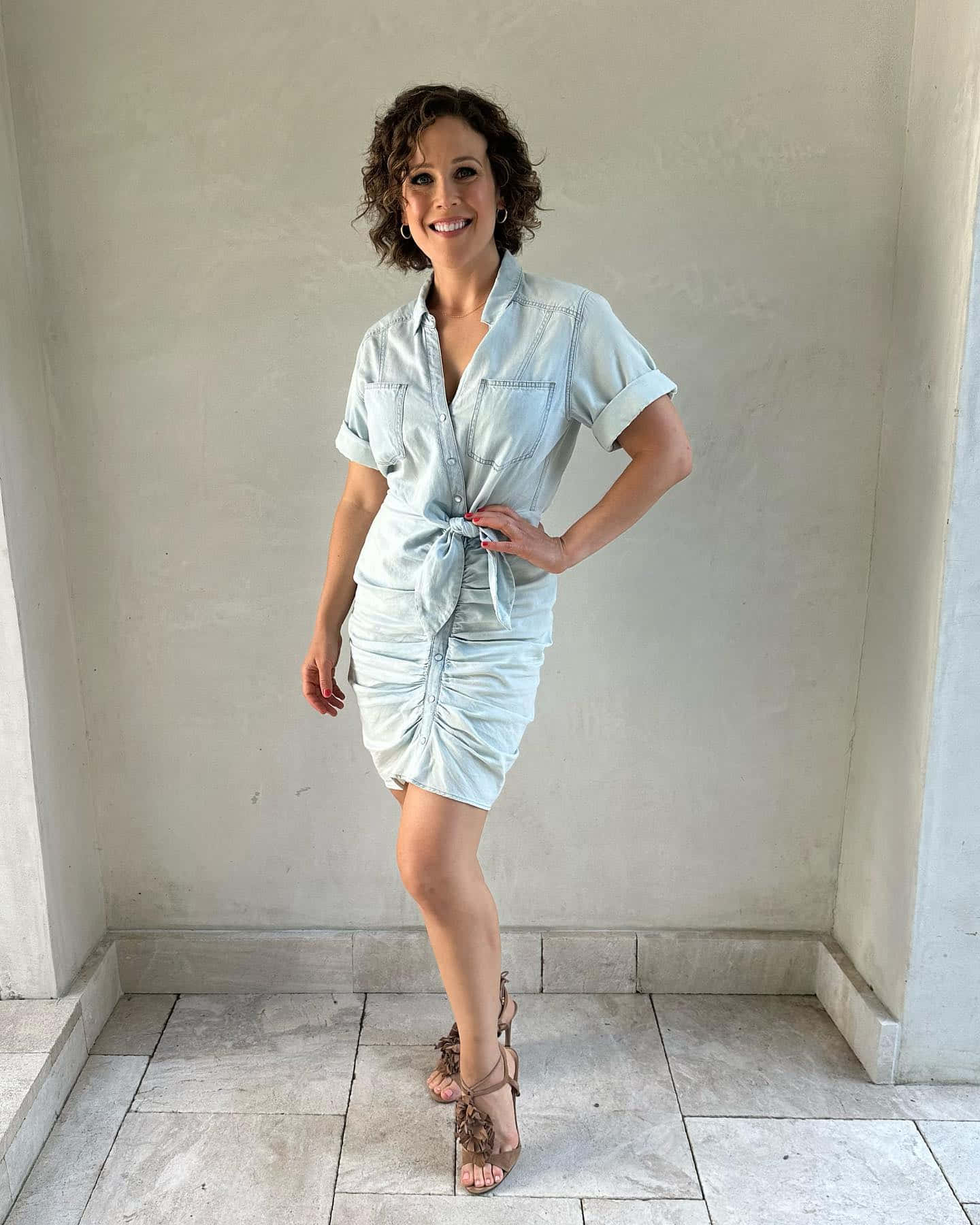 Erin Krakow, light blue denim shirt dress, ruched skirt, HD Phone Wallpaper