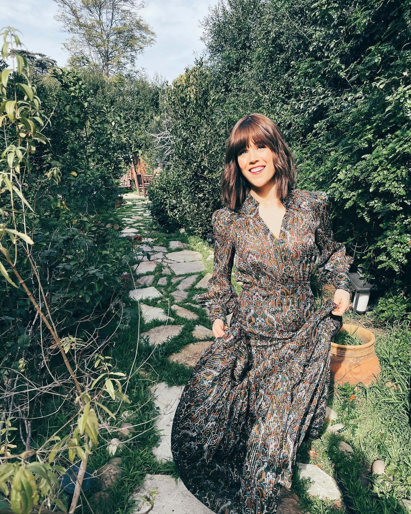 Erin Krakow, garden pathway, smile, HD Phone Wallpaper