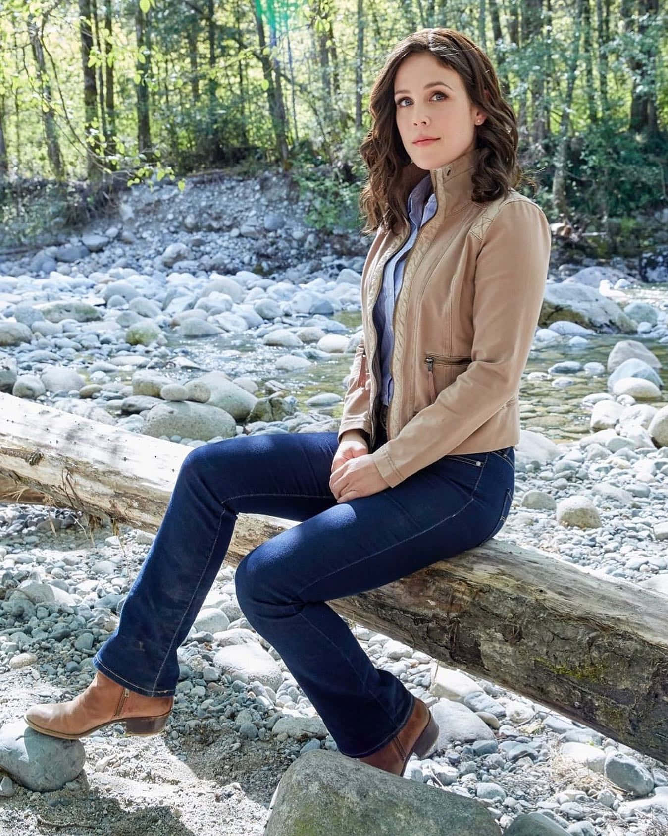 Erin Krakow, tan jacket, blue jeans, HD Phone Wallpaper