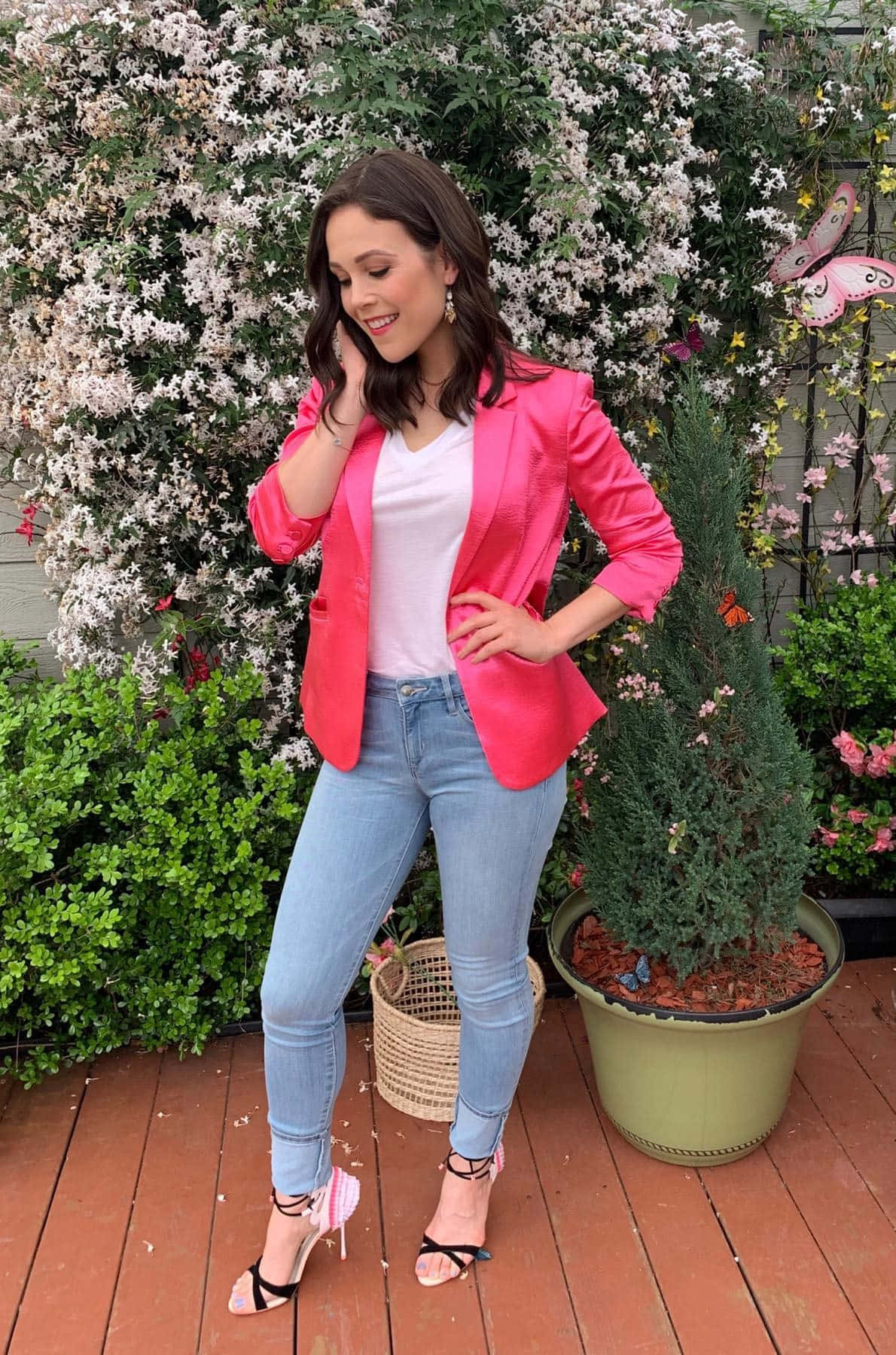 Erin Krakow, vibrant pink blazer, light blue jeans, HD Phone Wallpaper