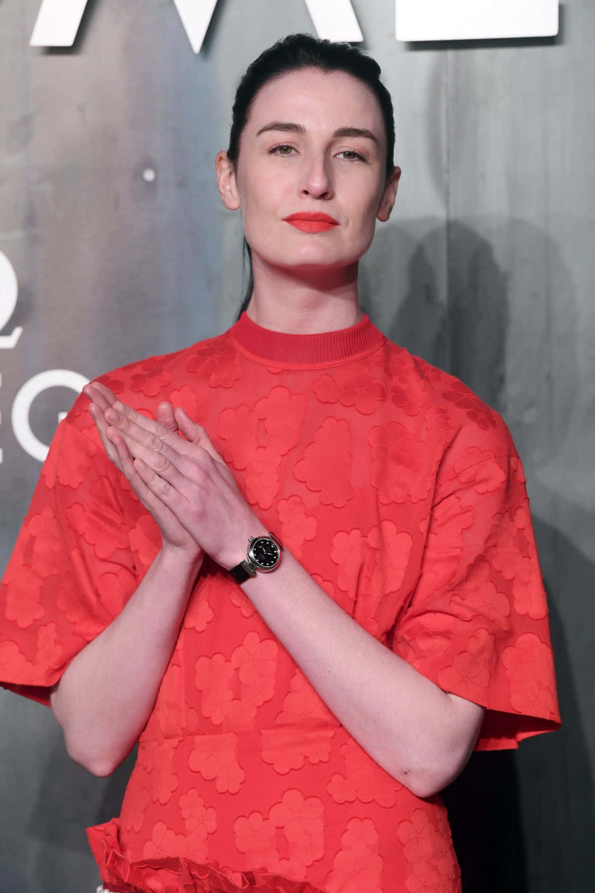Erin O'Connor, vibrant red textured top, gray backdrop, HD Phone Wallpaper