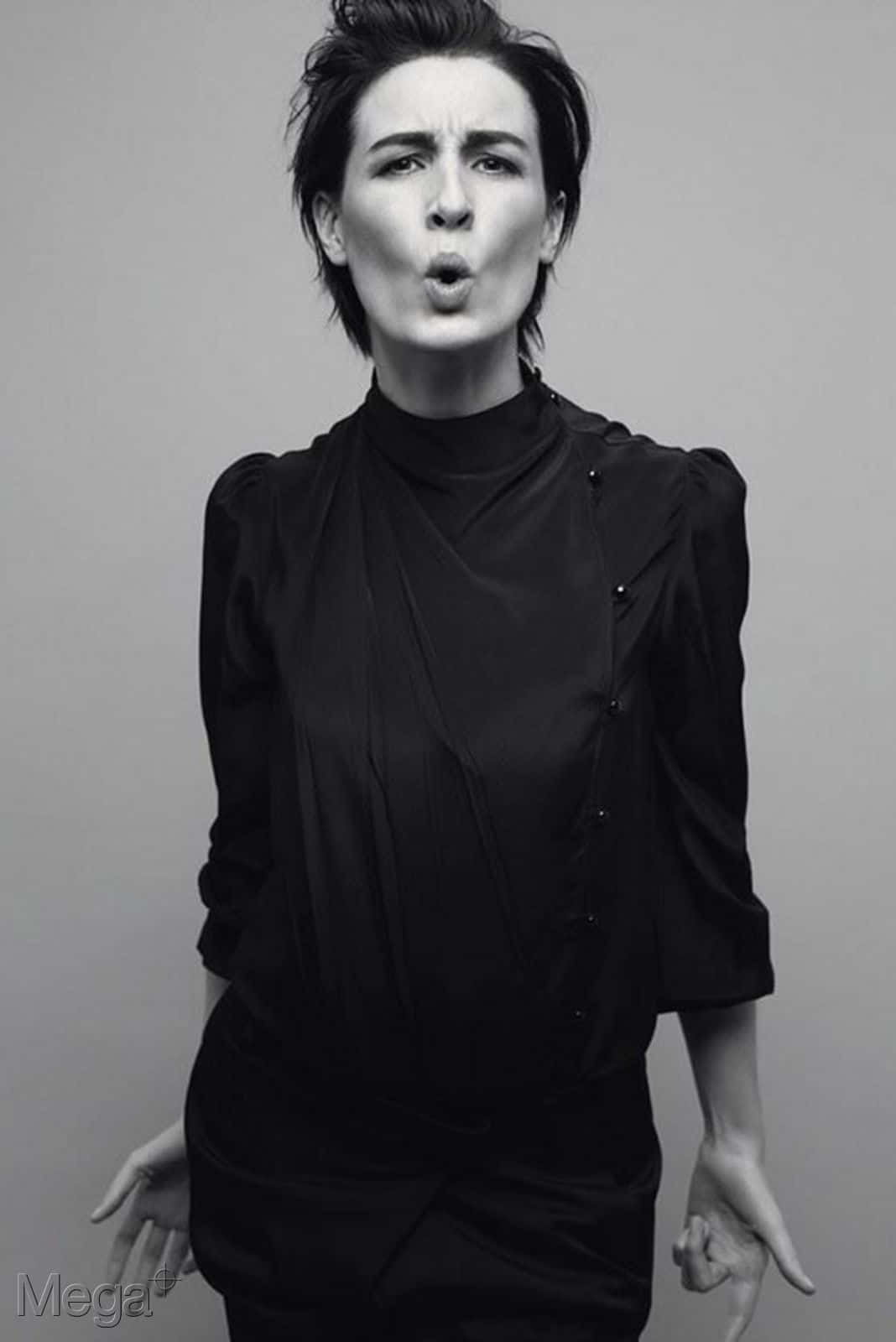 Erin O'Connor, black high-neck blouse, short dark hair, HD Phone Wallpaper