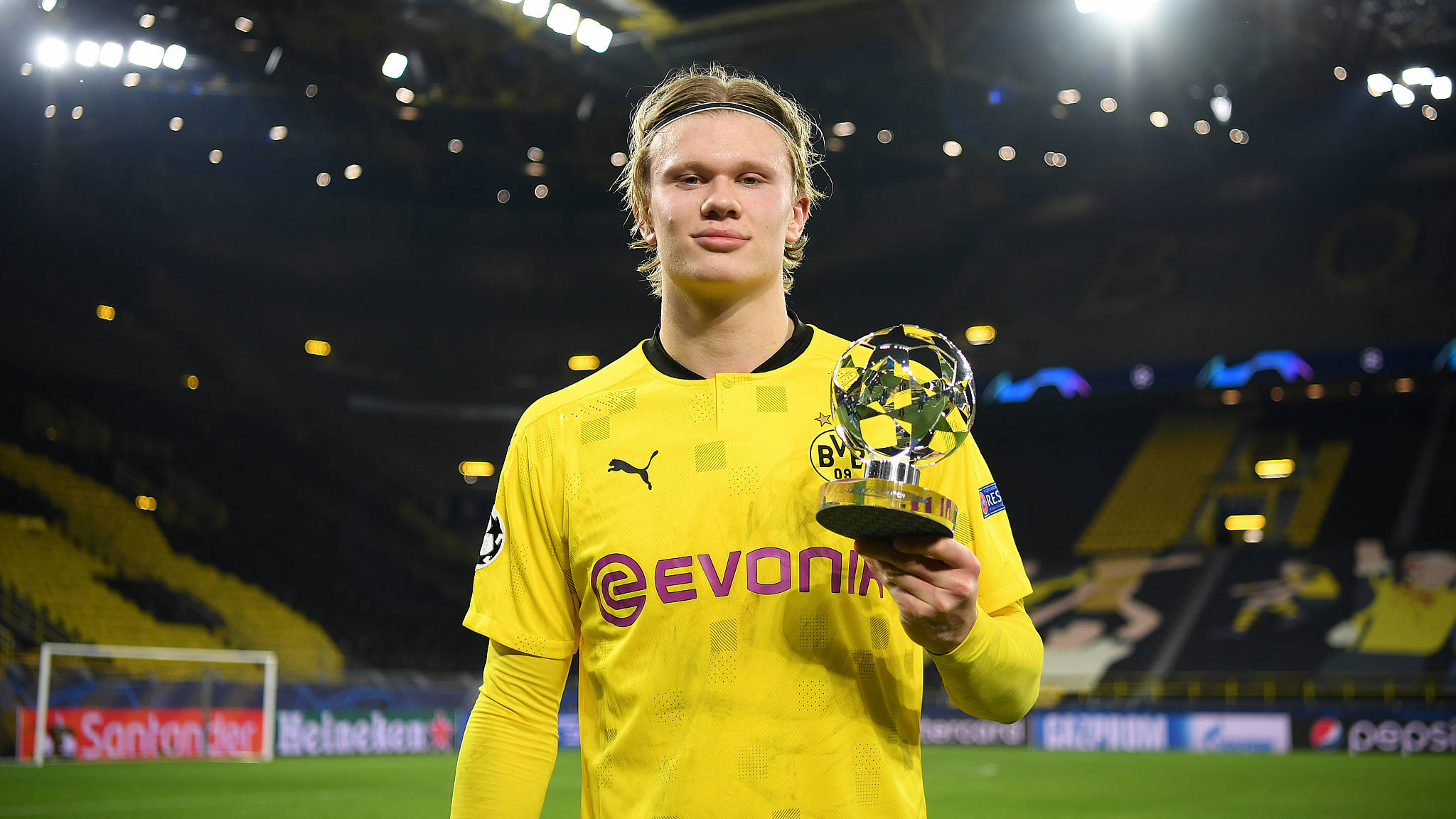 Erling Haaland, Cup Award, yellow jersey, Full HD Desktop Wallpaper