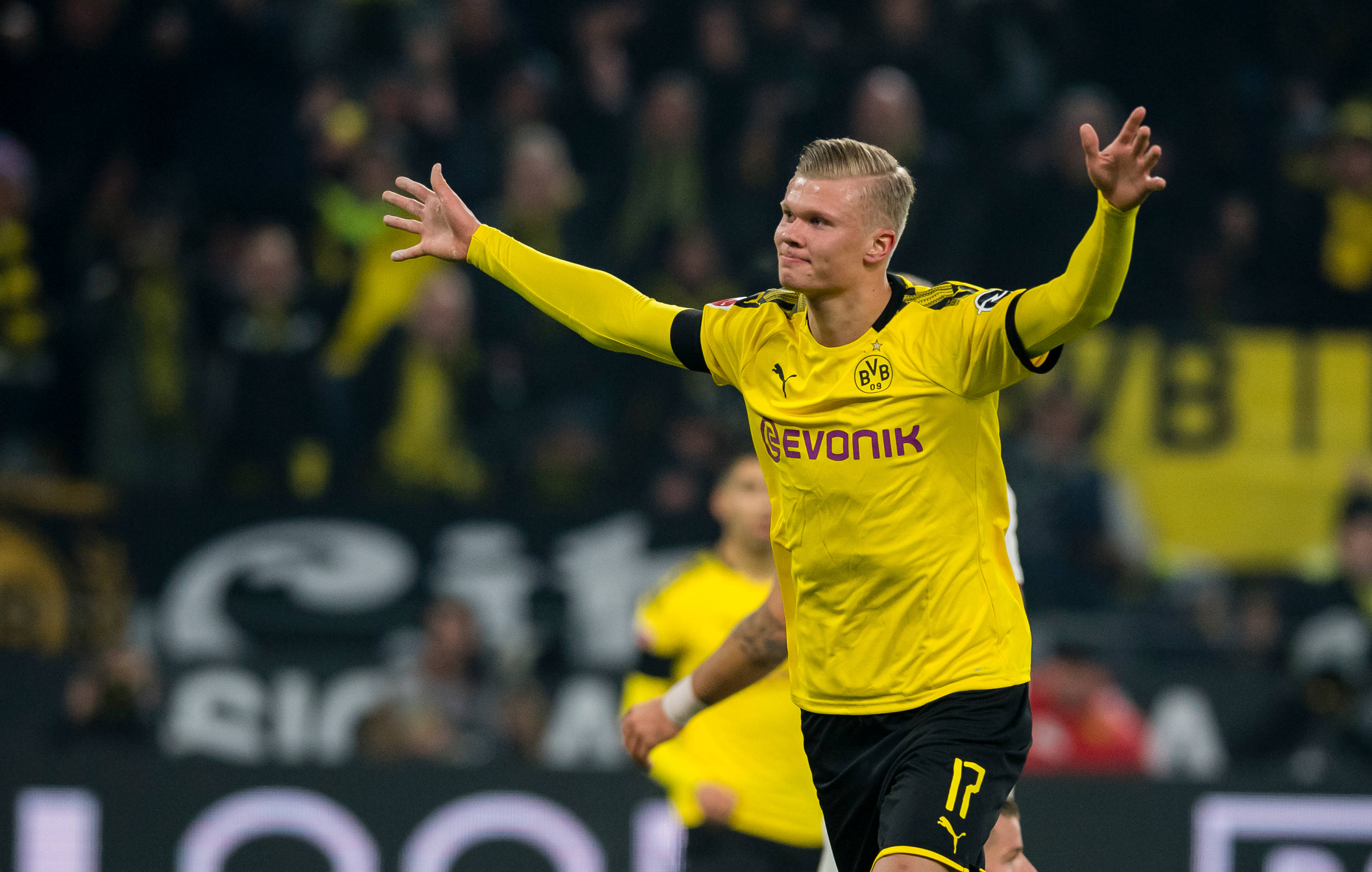 Erling Haaland, yellow jersey, stadium lights, 2K Desktop Wallpaper