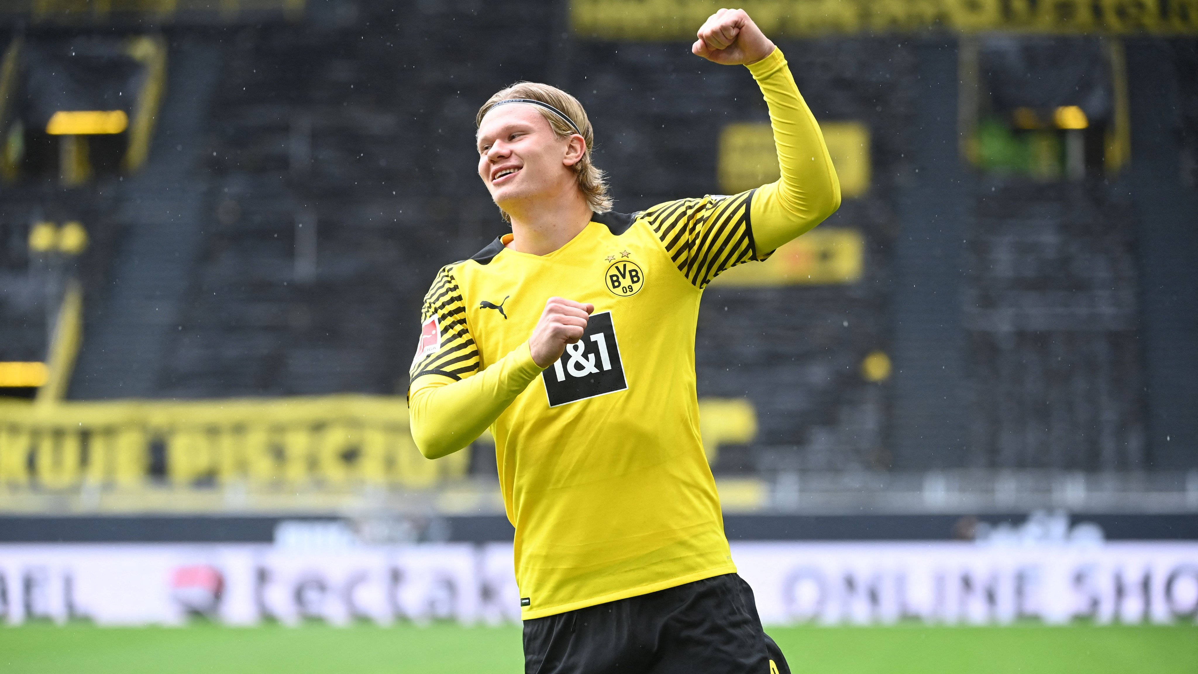 Erling Haaland, yellow Borussia Dortmund jersey, rainy stadium pitch, 4K Desktop Wallpaper