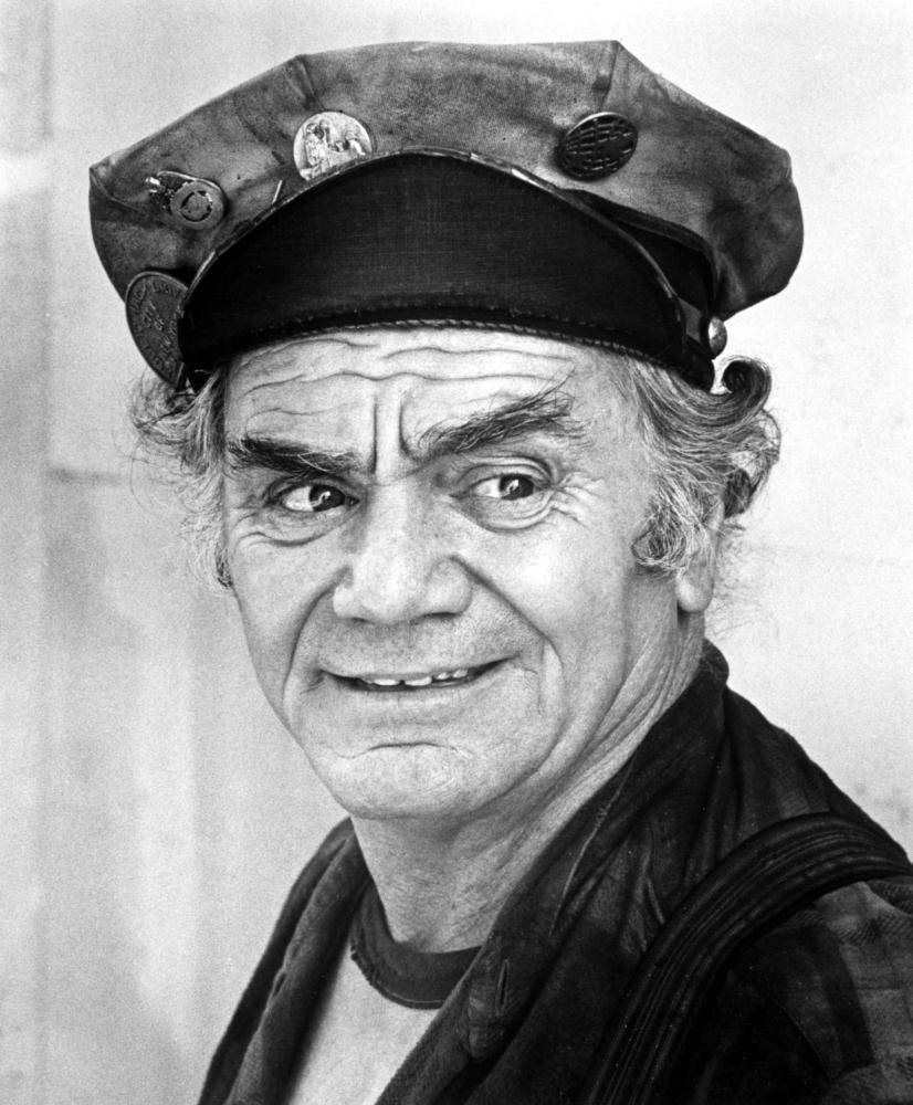 Ernest Borgnine, beret, monochrome, SD Phone Wallpaper