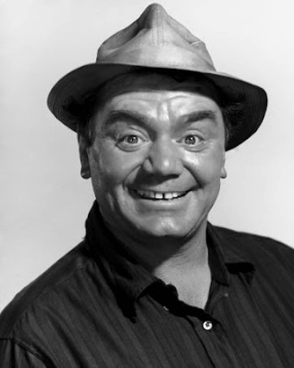 Ernest Borgnine, fedora, plain background, SD Phone Wallpaper