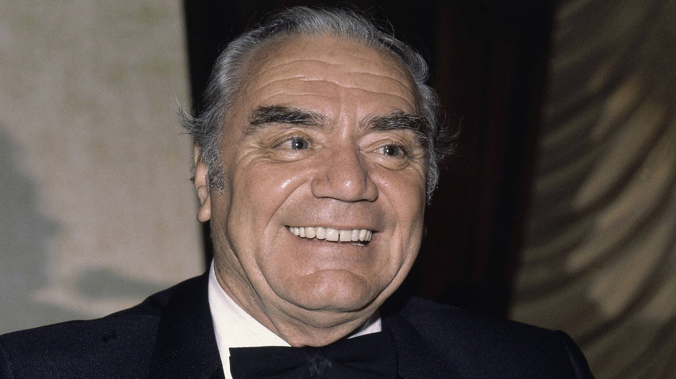 Ernest Borgnine, tuxedo, draped curtain, Full HD Desktop Wallpaper