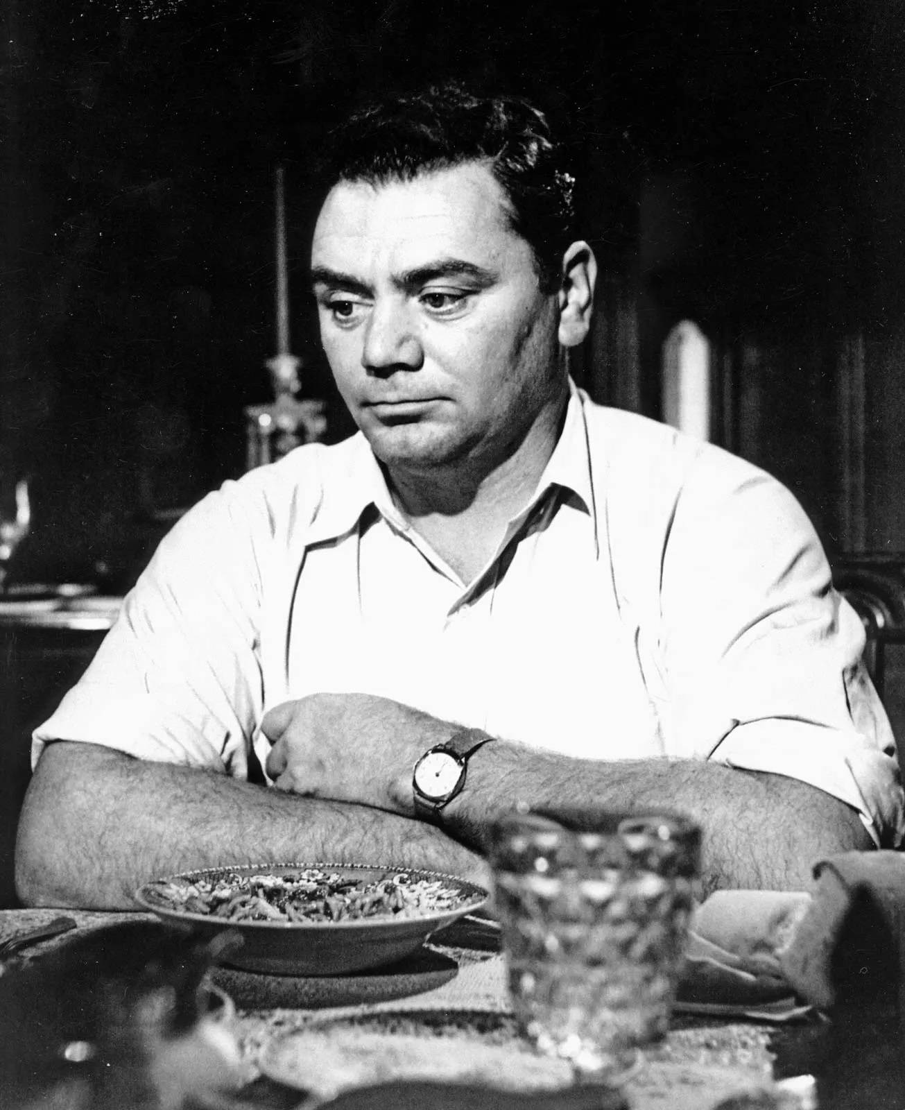 Ernest Borgnine, dinner table, white shirt, HD Phone Wallpaper