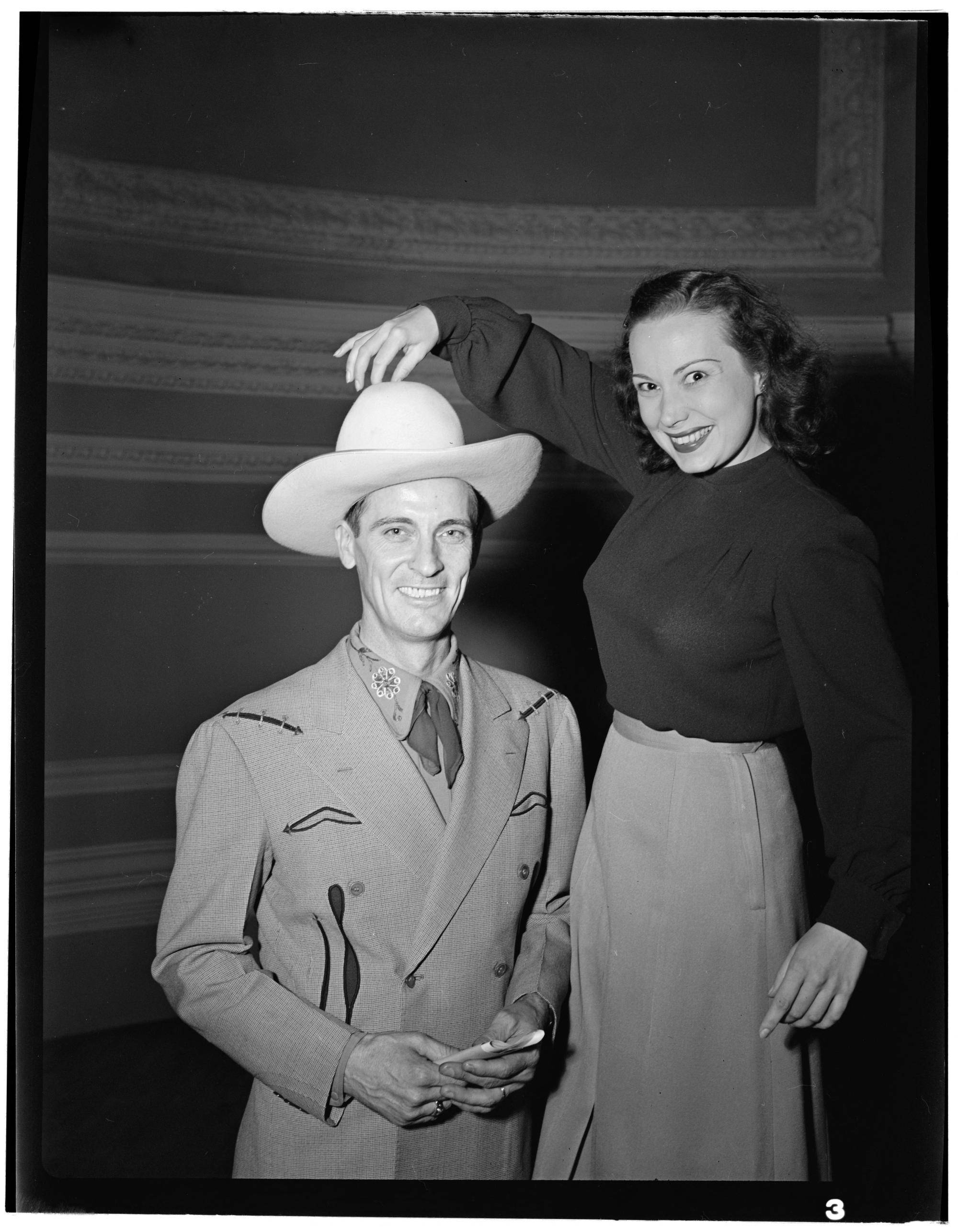 Ernest Tubb, cowboy hat, suit, 2K Phone Wallpaper
