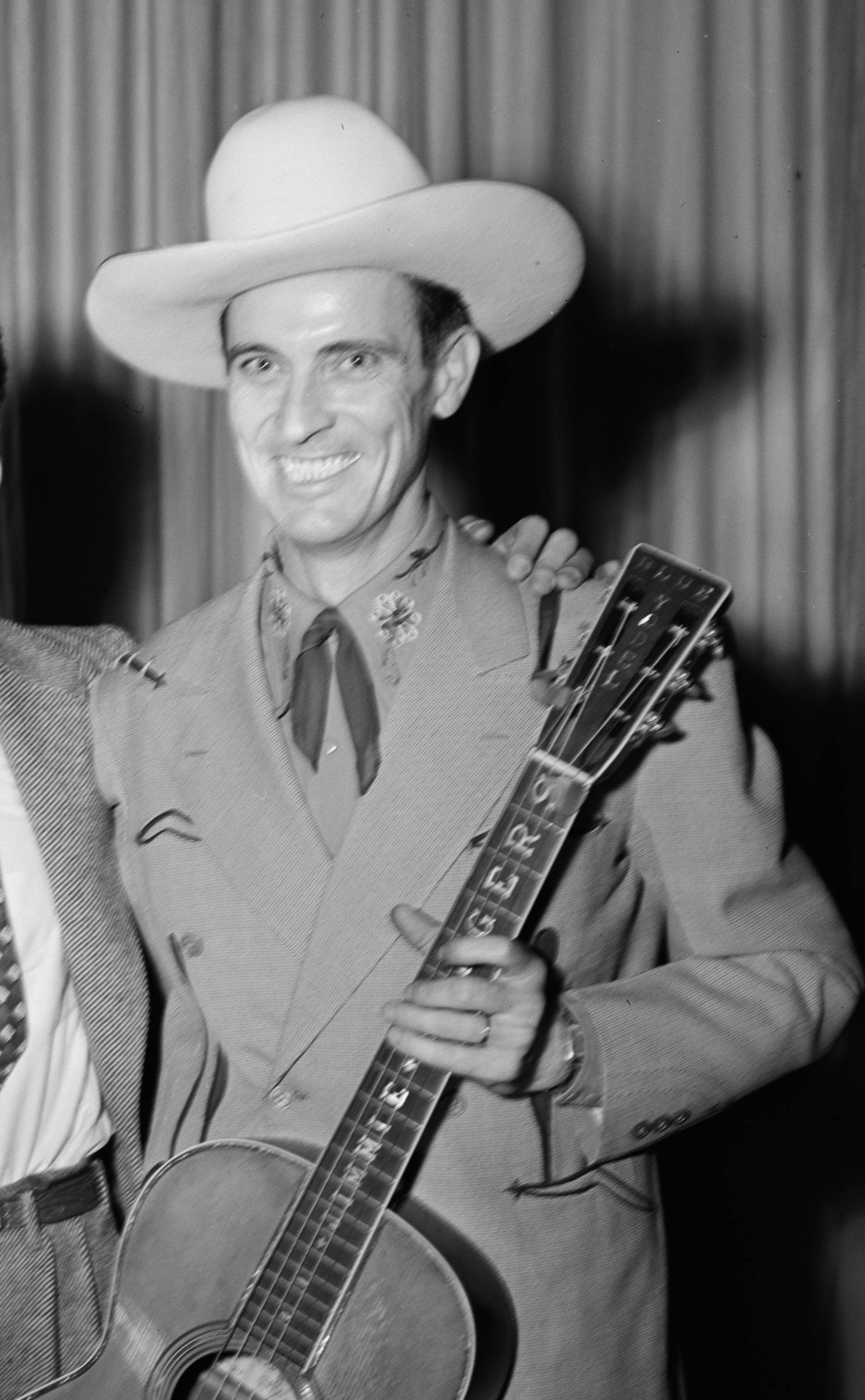 Ernest Tubb, cowboy hat, suit, 2K Phone Wallpaper