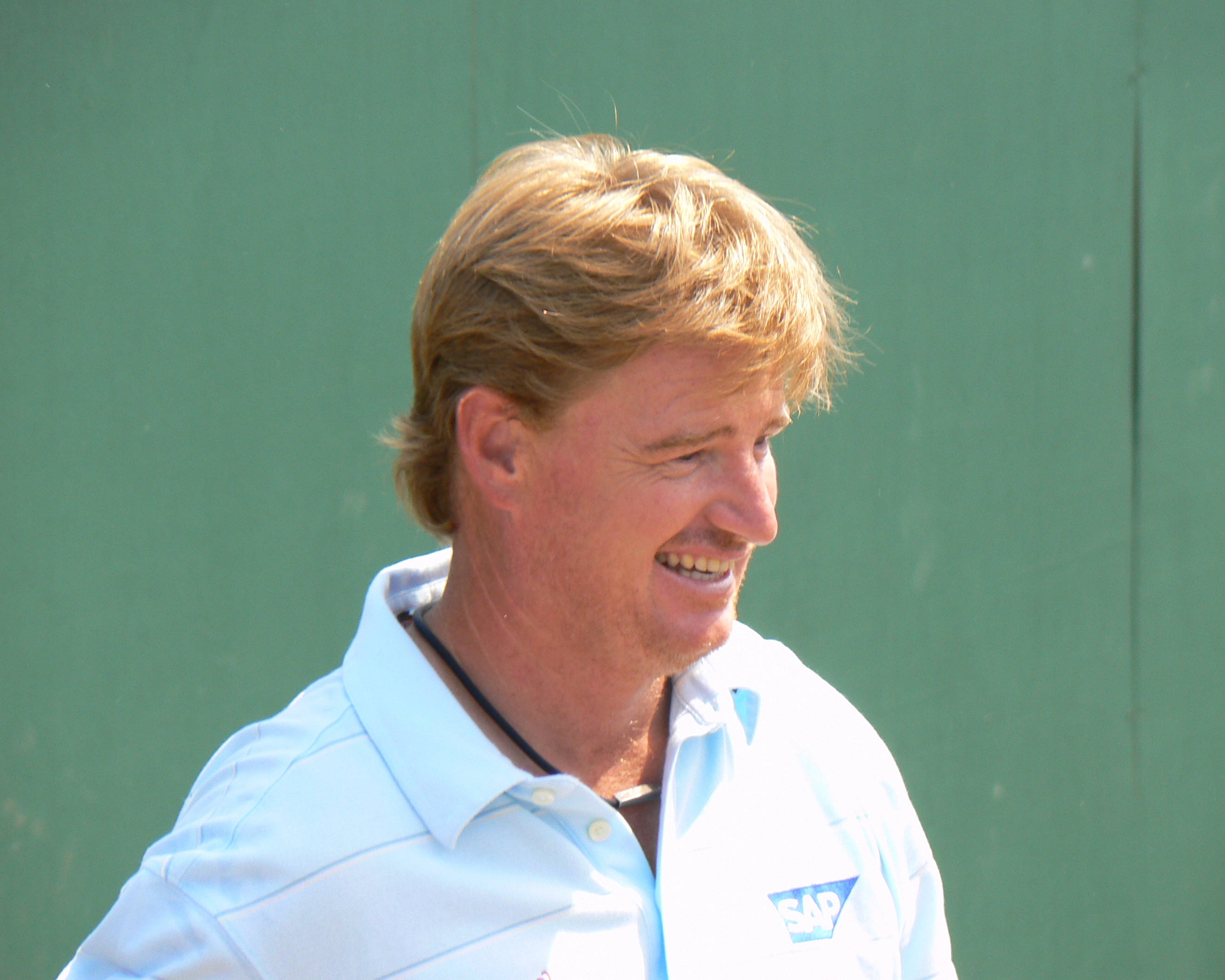 Ernie Els, blond hair, light blue polo shirt, 2K Desktop Wallpaper