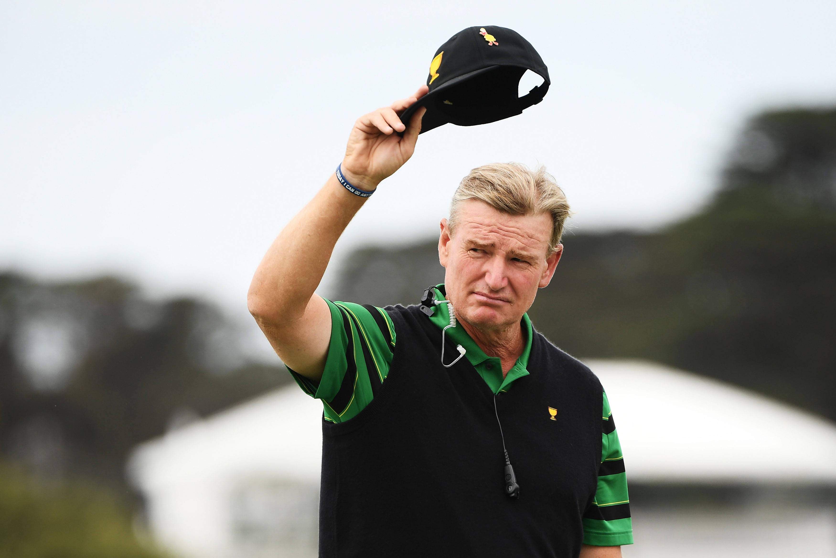 Ernie Els, green and black attire, tipping his cap, 2K Desktop Wallpaper