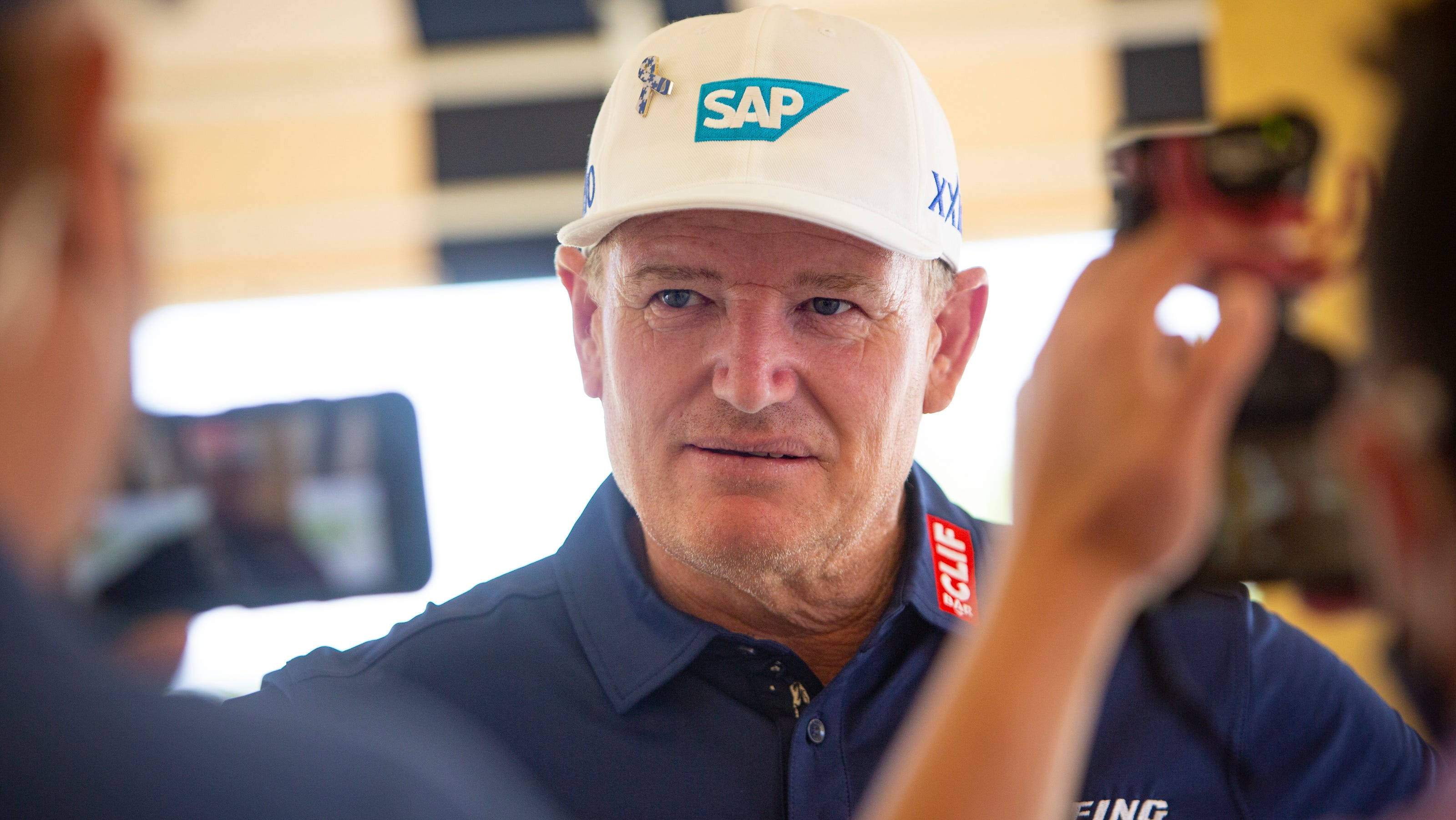 Ernie Els, SAP cap, blue polo shirt, 2K Desktop Wallpaper