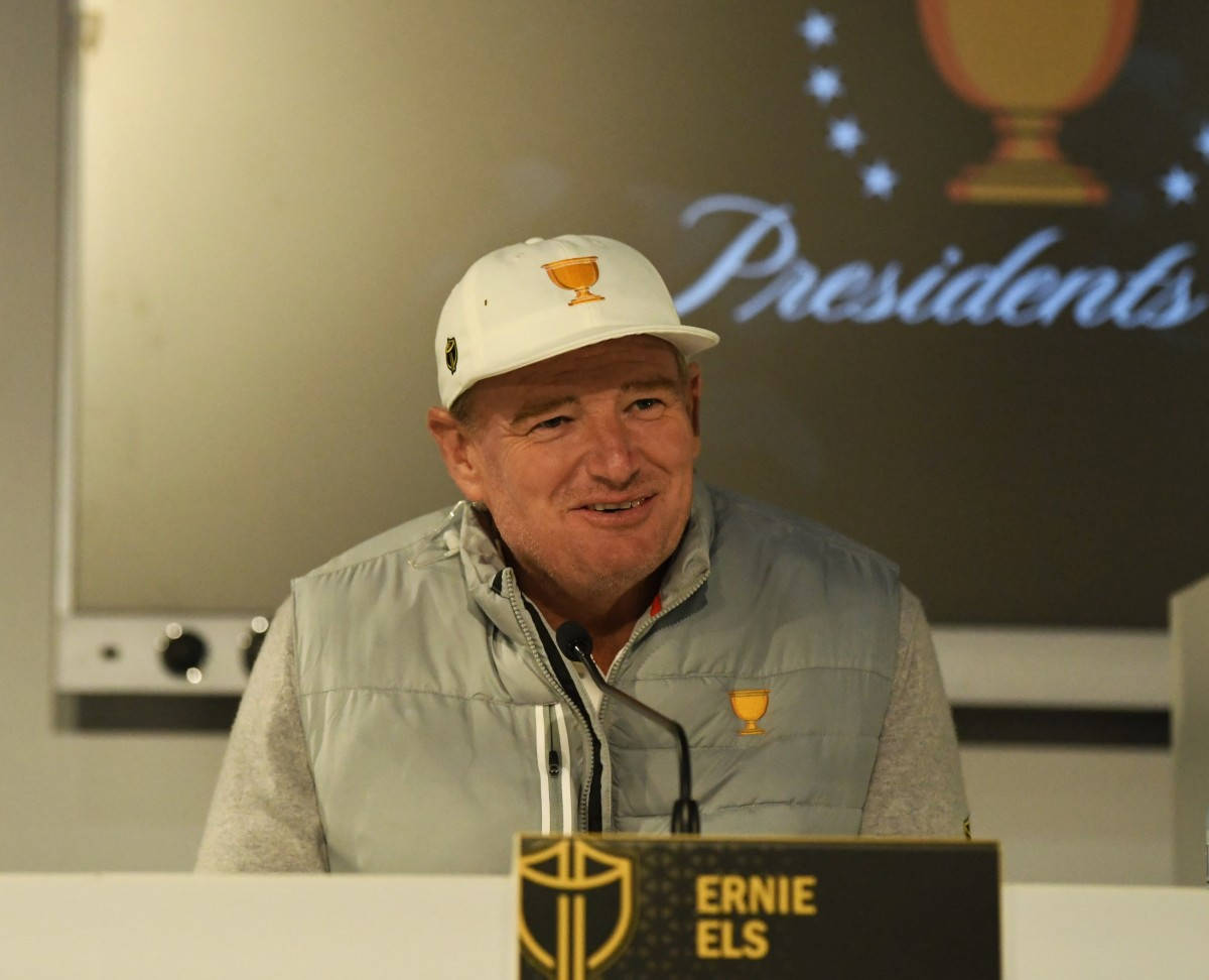 Ernie Els, press conference, white cap, SD Desktop Wallpaper
