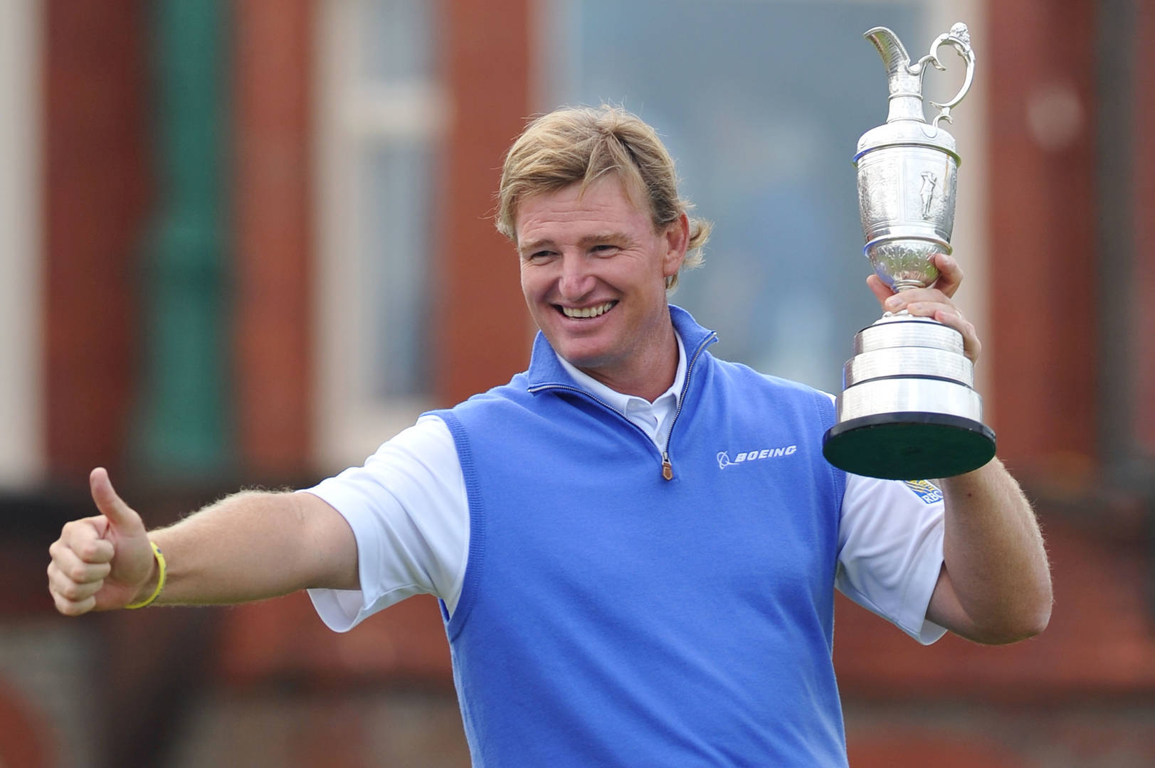 Ernie Els, blue vest, silver trophy, HD Desktop Wallpaper