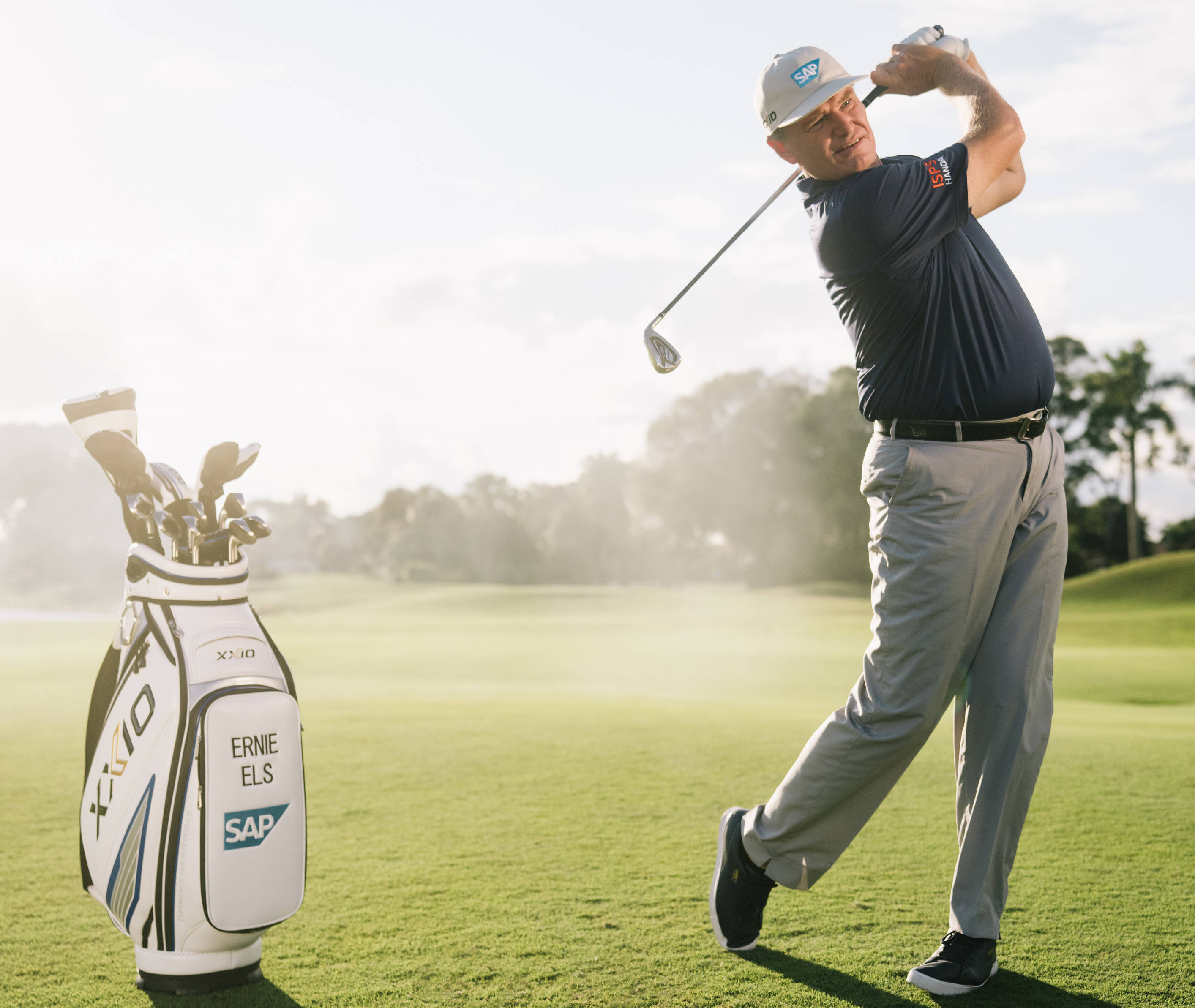 Ernie Els, golf gear, sunlit fairway, 2K Desktop Wallpaper