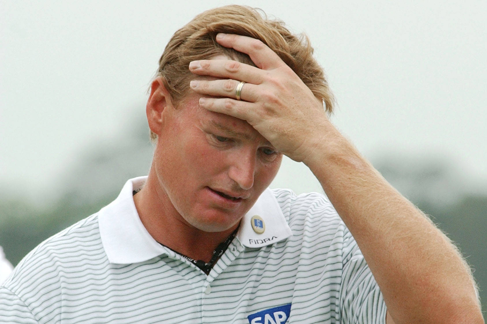 Ernie Els, hand on forehead, misty course, HD Desktop Wallpaper