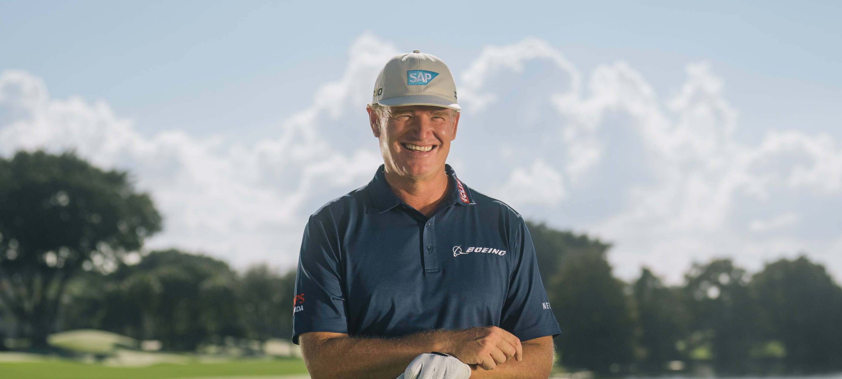 Ernie Els, blue polo, cap, 2K Desktop Wallpaper