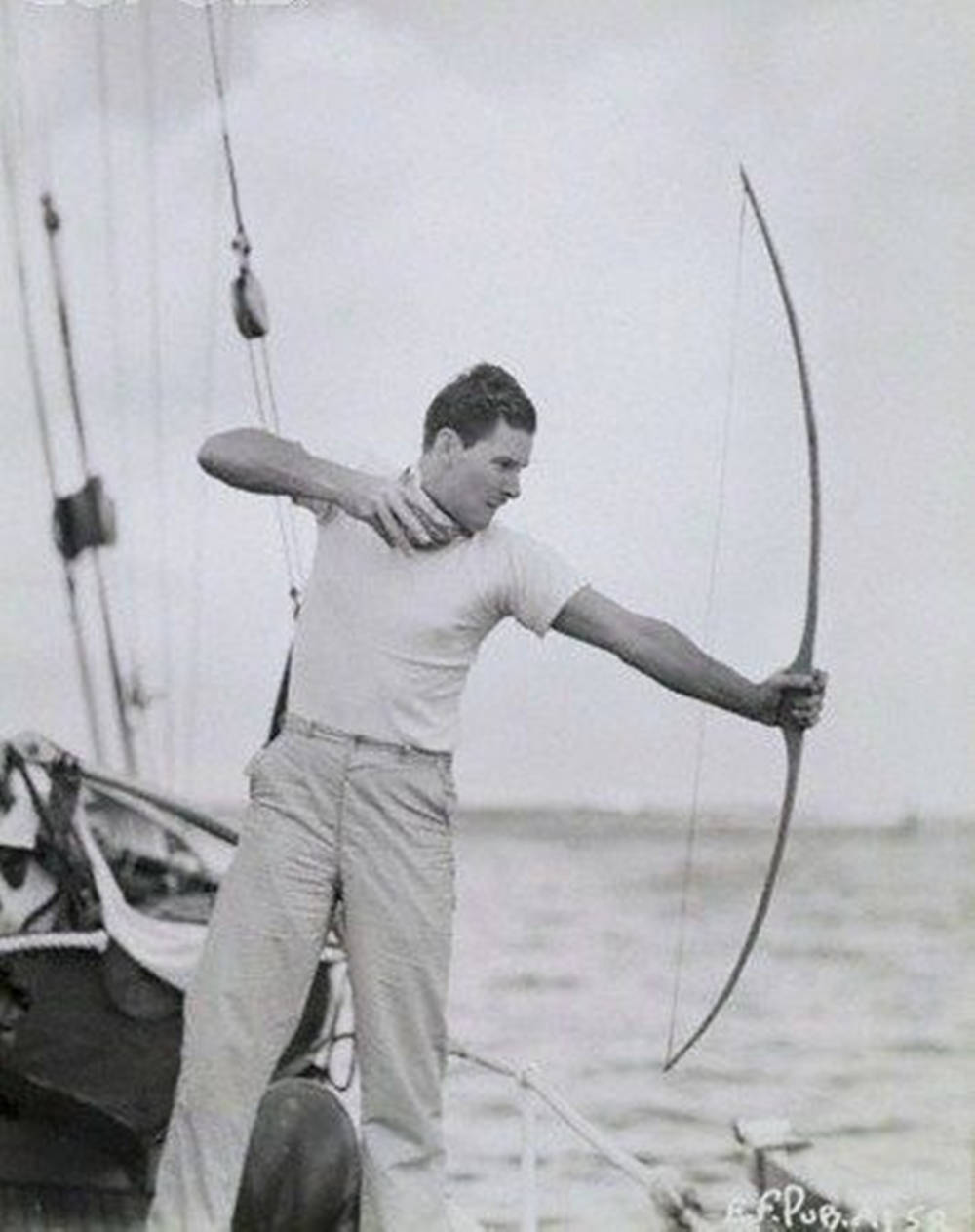 Errol Flynn, black and white, bow, SD Phone Wallpaper