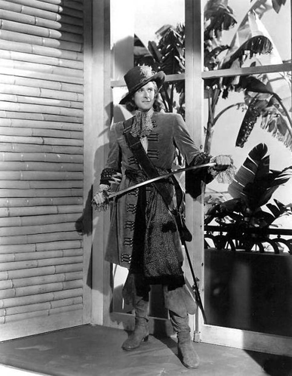 Errol Flynn, black and white, ornate costume, HD Phone Wallpaper