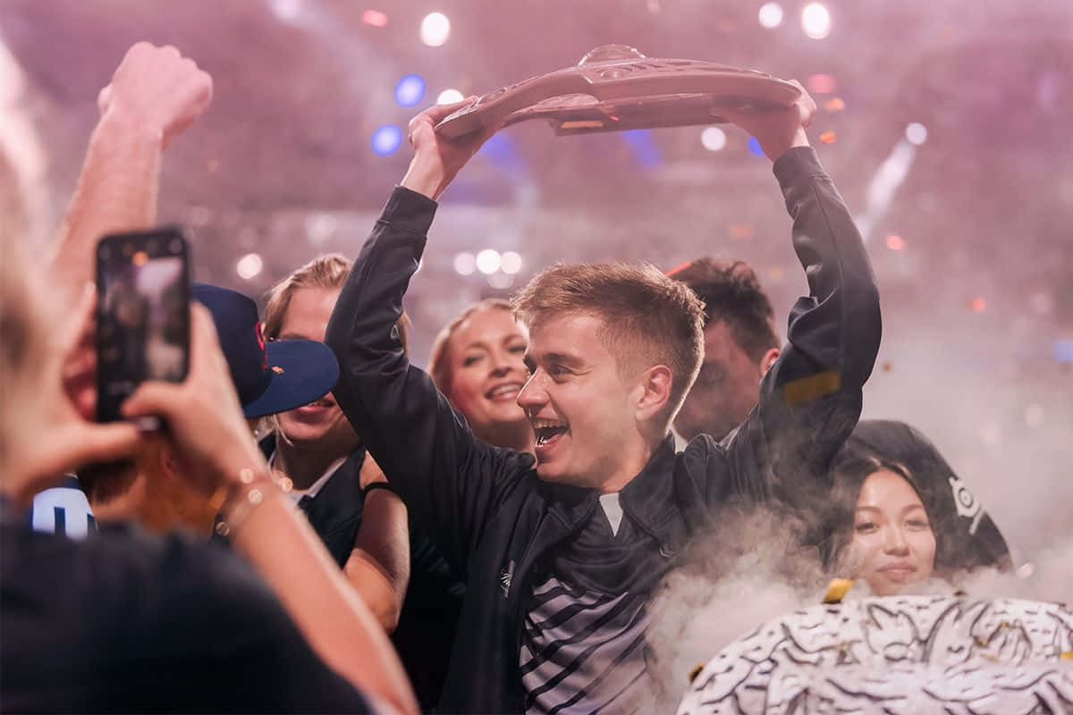 esports, championship trophy, confetti, SD Desktop Wallpaper