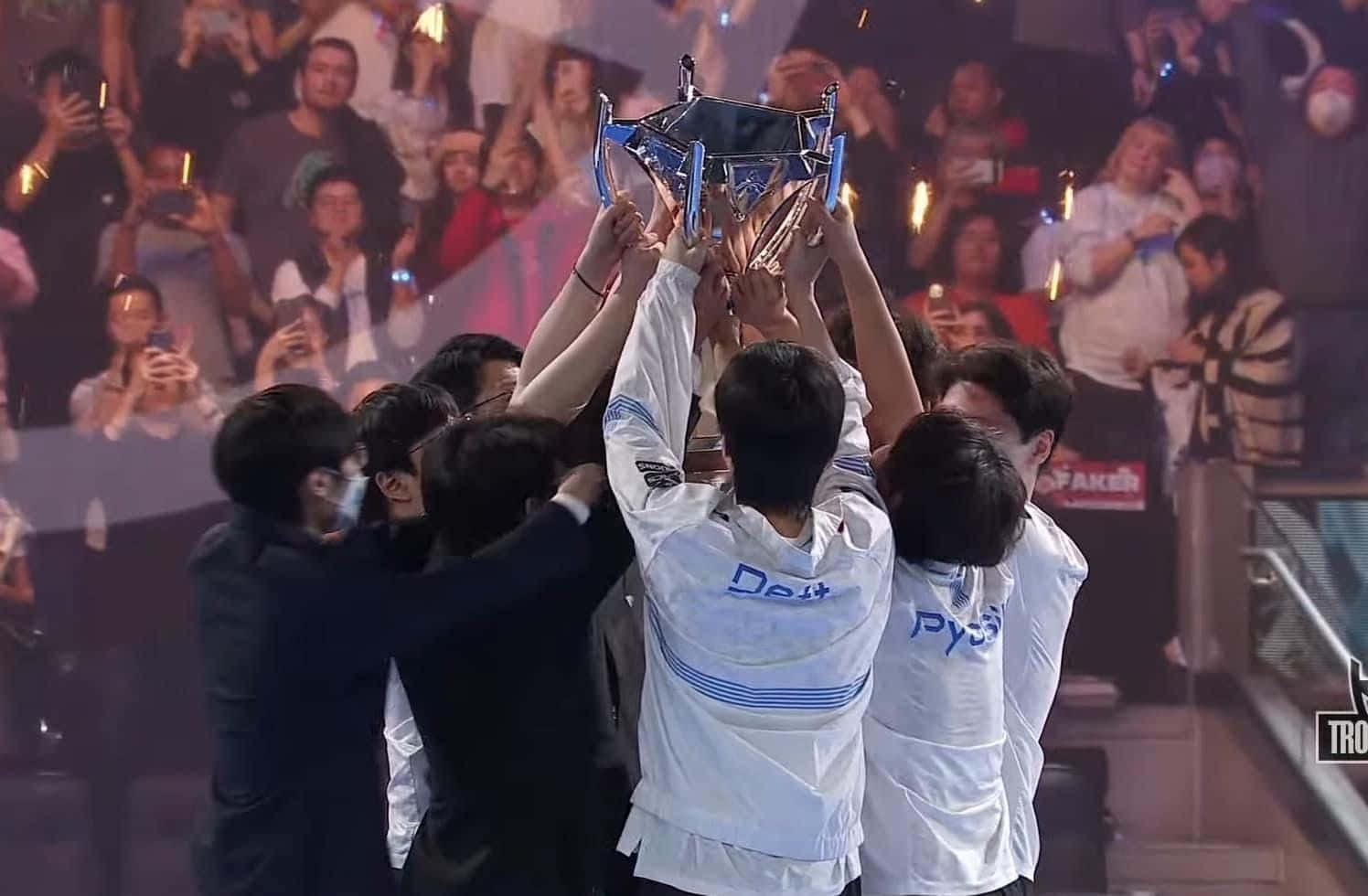 esports, professional esports players, gleaming trophy, HD Desktop Wallpaper