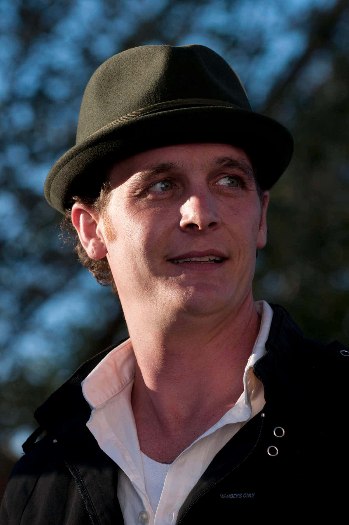 Ethan Embry, dark fedora, blurred blue sky, HD Phone Wallpaper