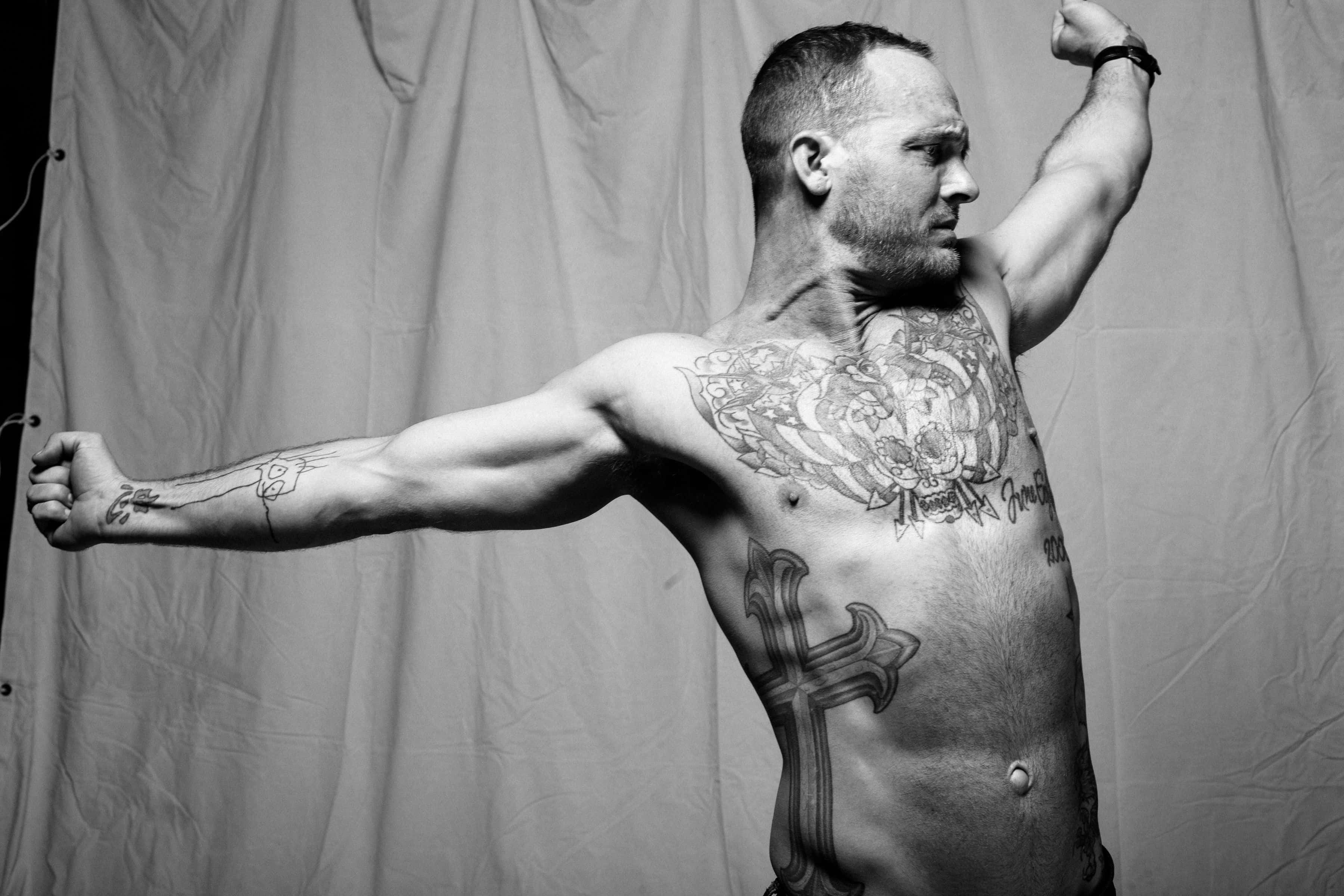 Ethan Embry, black and white photo, plain studio backdrop, 2K Desktop Wallpaper