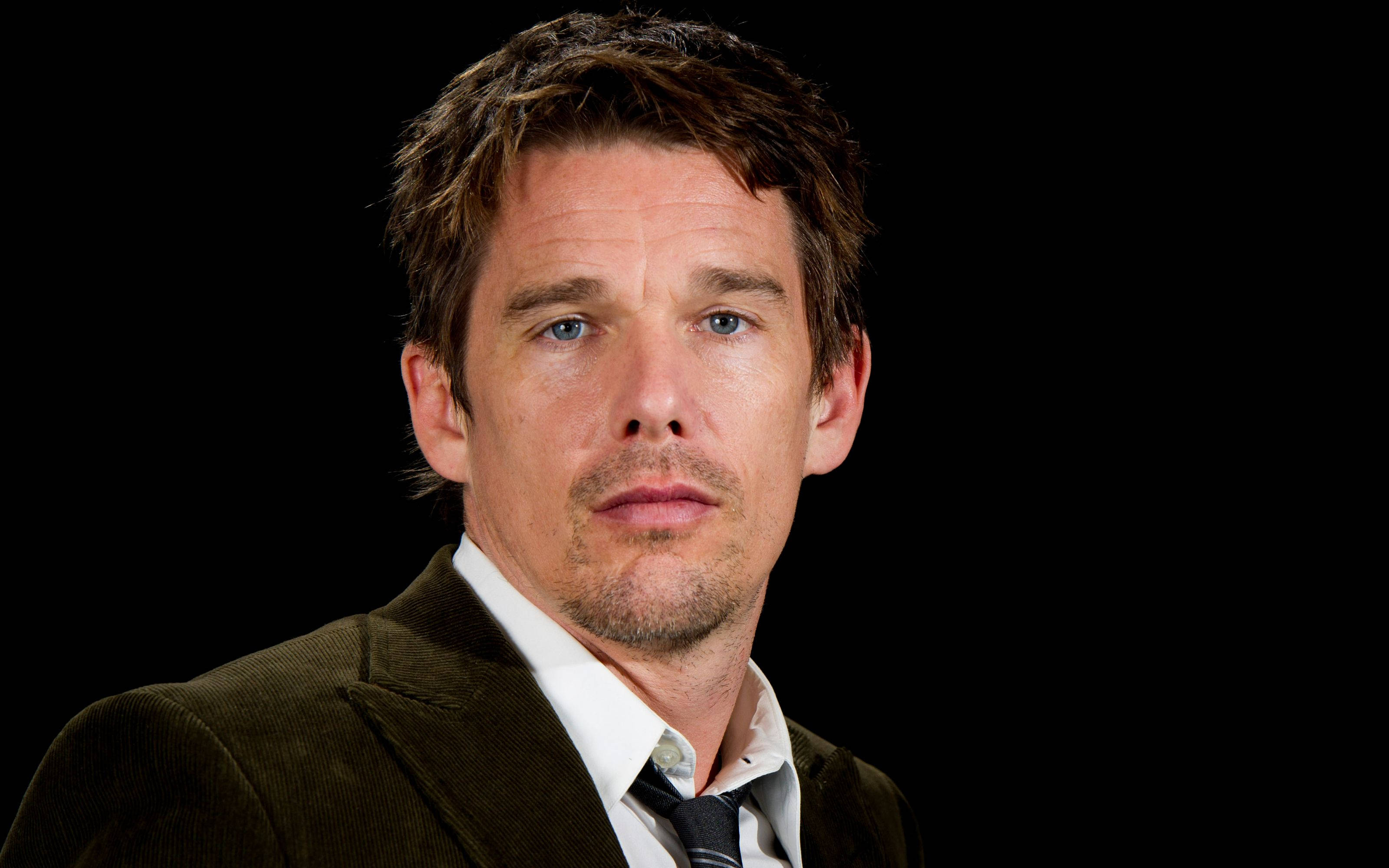 Ethan Hawke, blue eyes, stubble, 2K Desktop Wallpaper