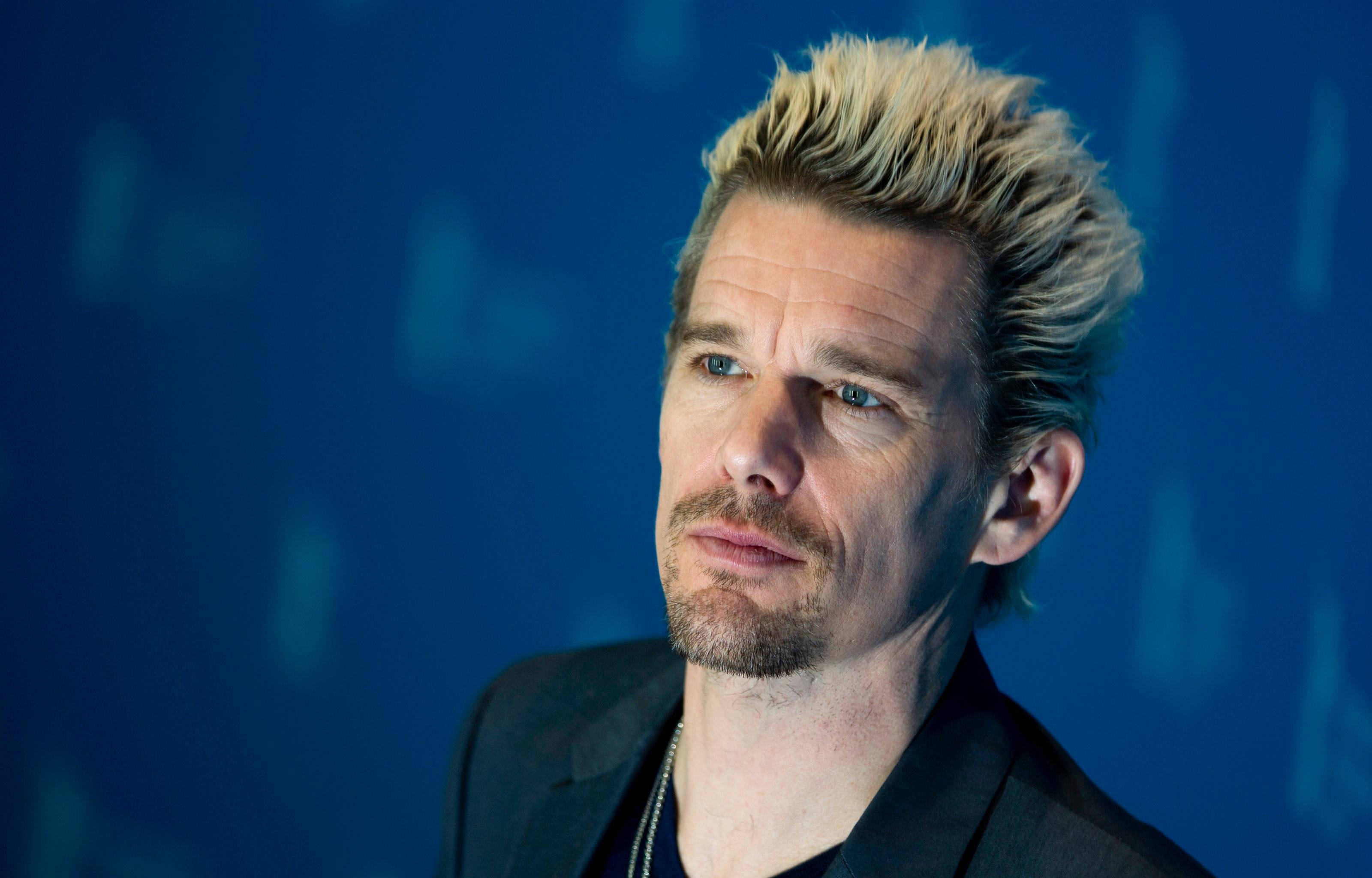 Ethan Hawke, movie Clive, spiky blonde hair, 2K Desktop Wallpaper