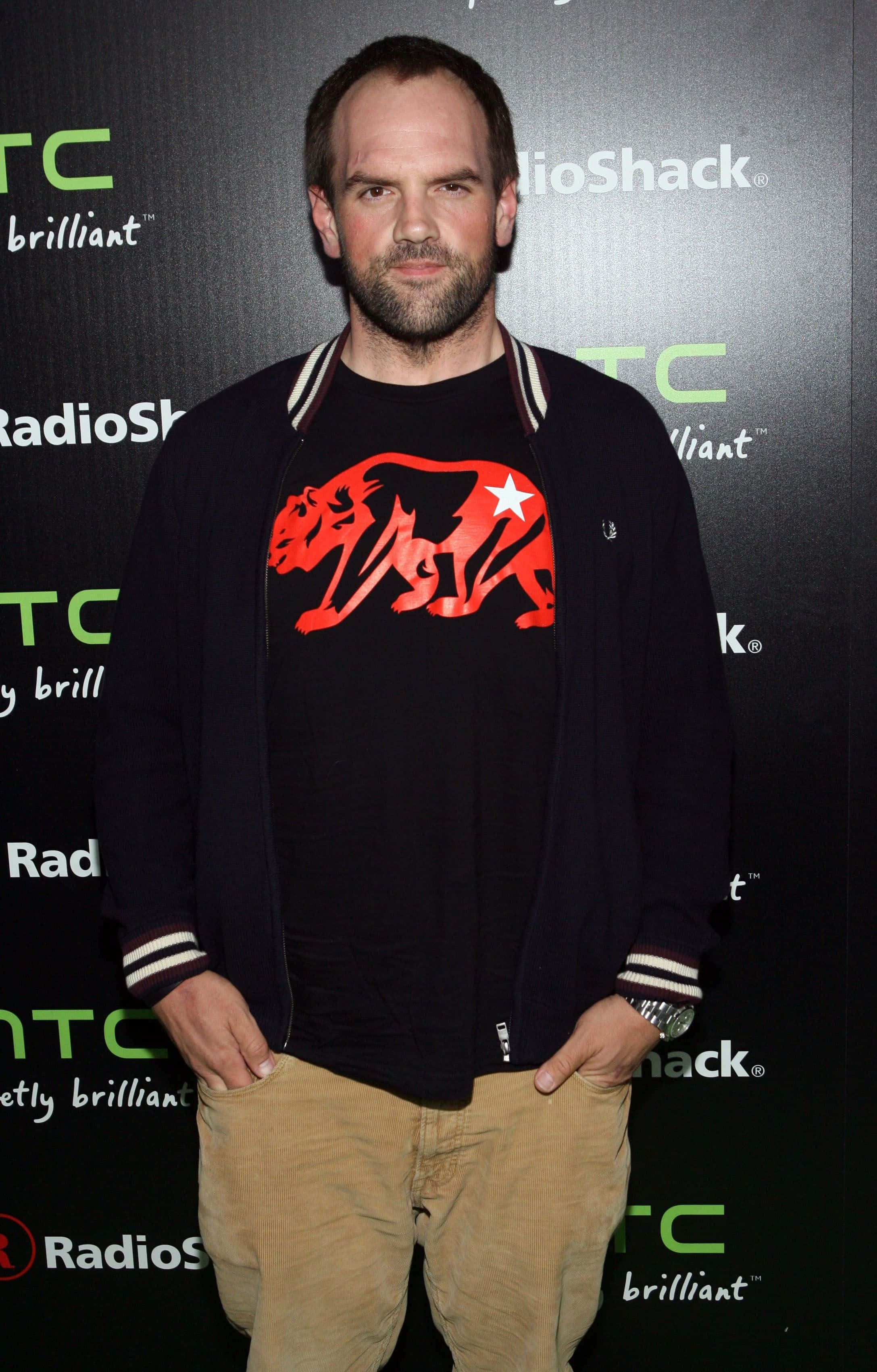 Ethan Suplee, black jacket, red bear graphic tee, 2K Phone Wallpaper