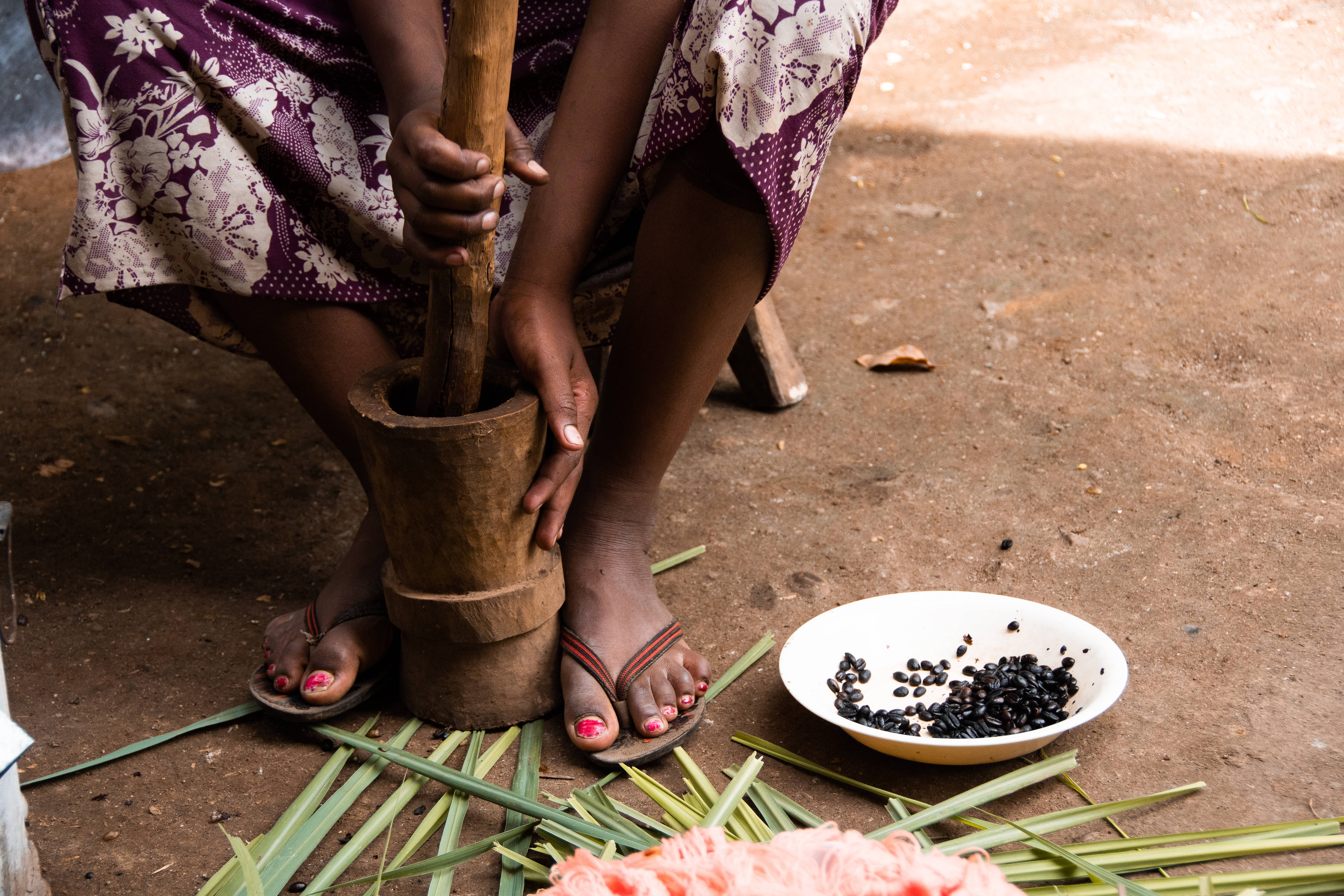Ethiopia, woman, wooden mortar and pestle, 5K Desktop Wallpaper