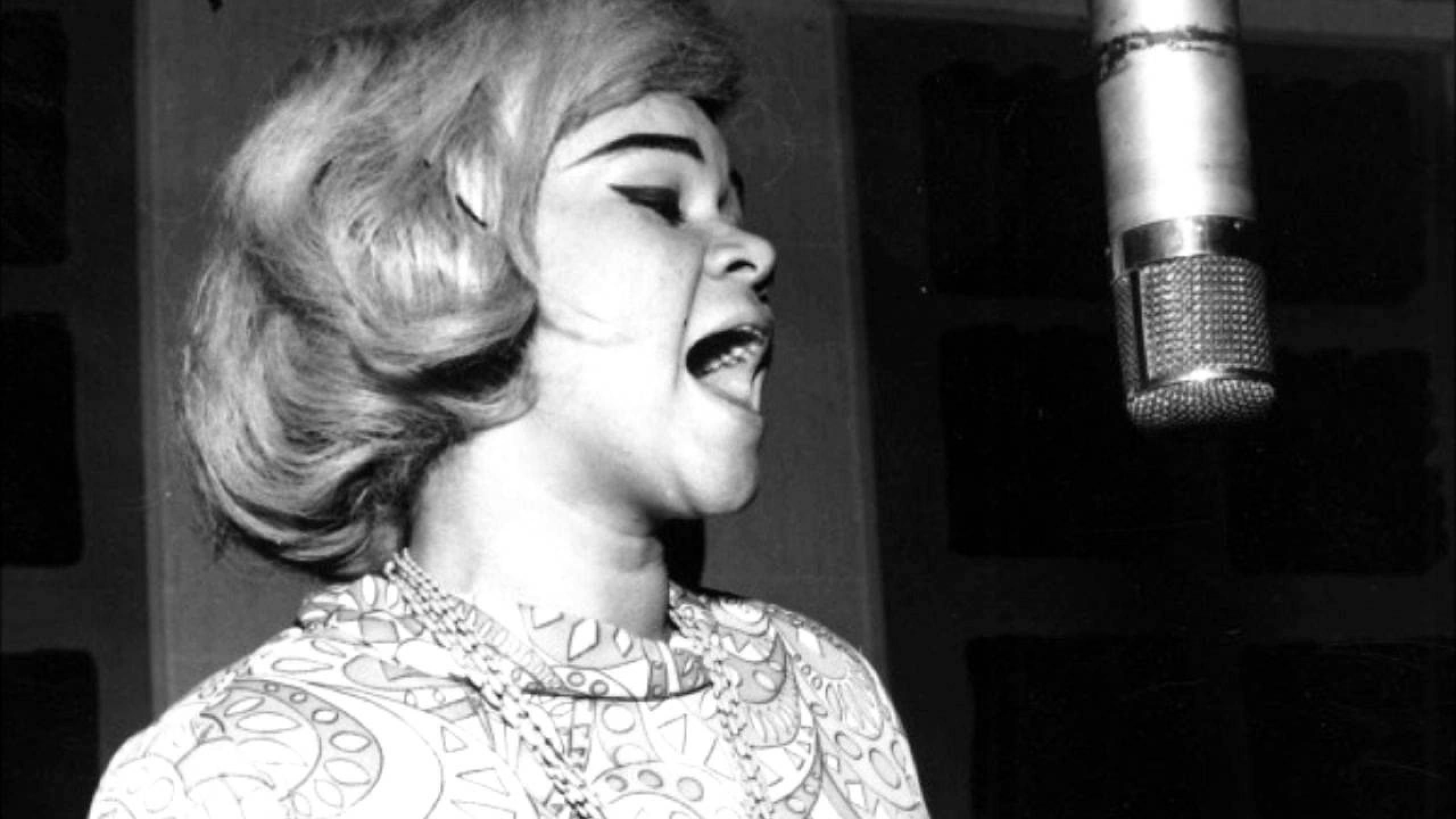 Etta James, vintage black and white photo, studio microphone, 2K Desktop Wallpaper