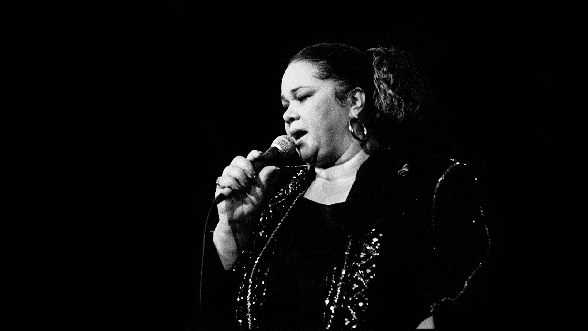 Etta James, black and white portrait, singing into a microphone, Full HD Desktop Wallpaper