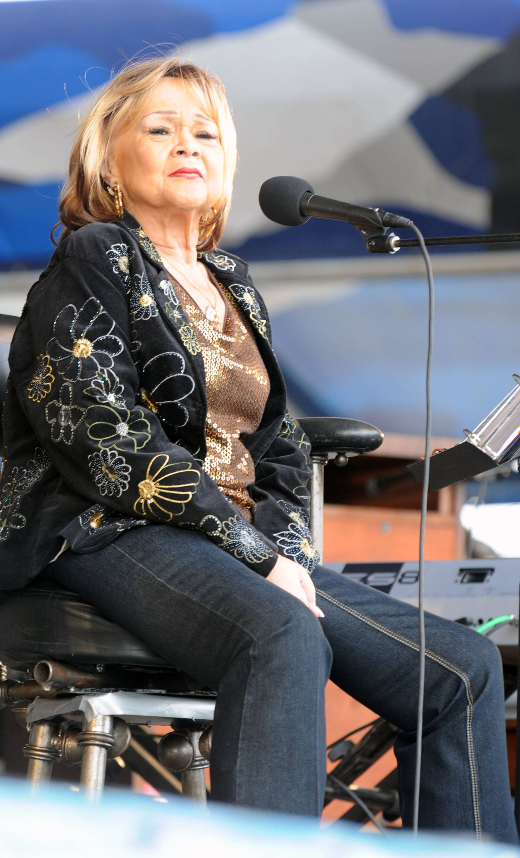 Etta James, blonde hair, black floral embroidered jacket, 2K Phone Wallpaper