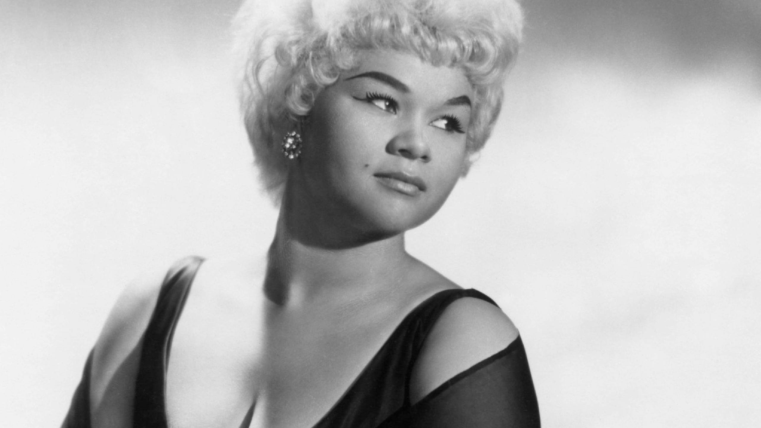 Etta James, black and white portrait, voluminous blonde curls, 2K Desktop Wallpaper