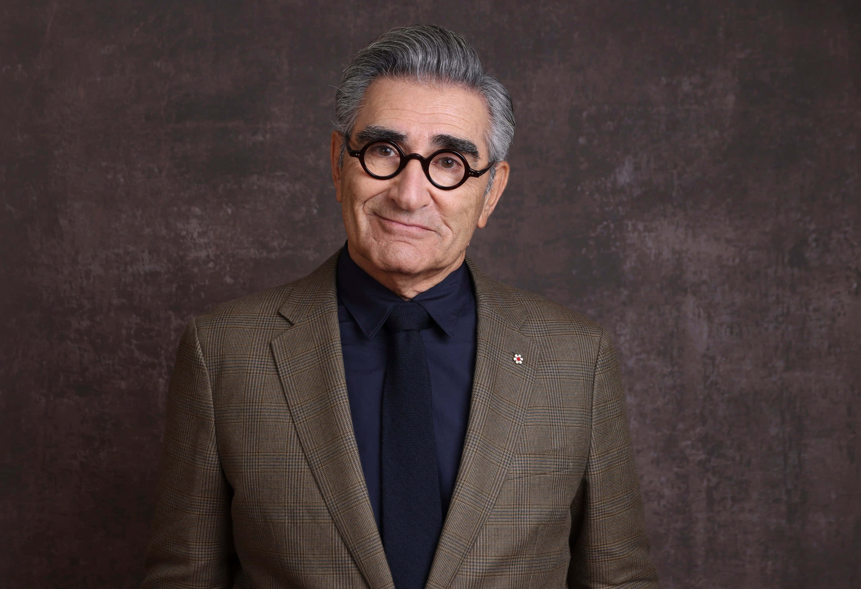 Eugene Levy, grayscale portrait, gray hair, 2K Desktop Wallpaper