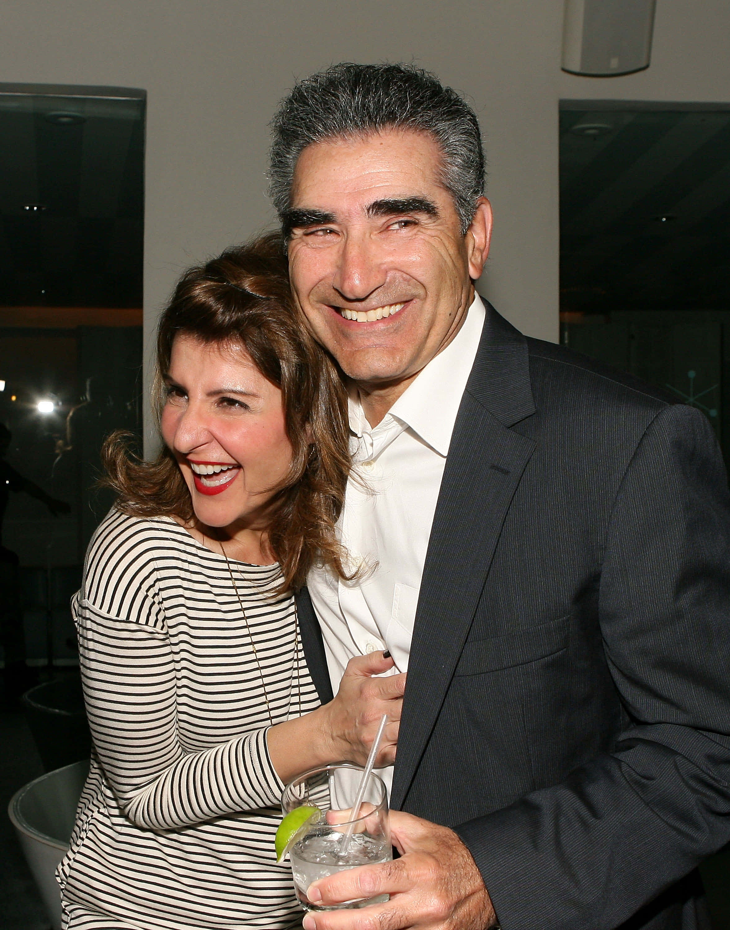 Eugene Levy, indoor evening event, drinks, 2K Phone Wallpaper