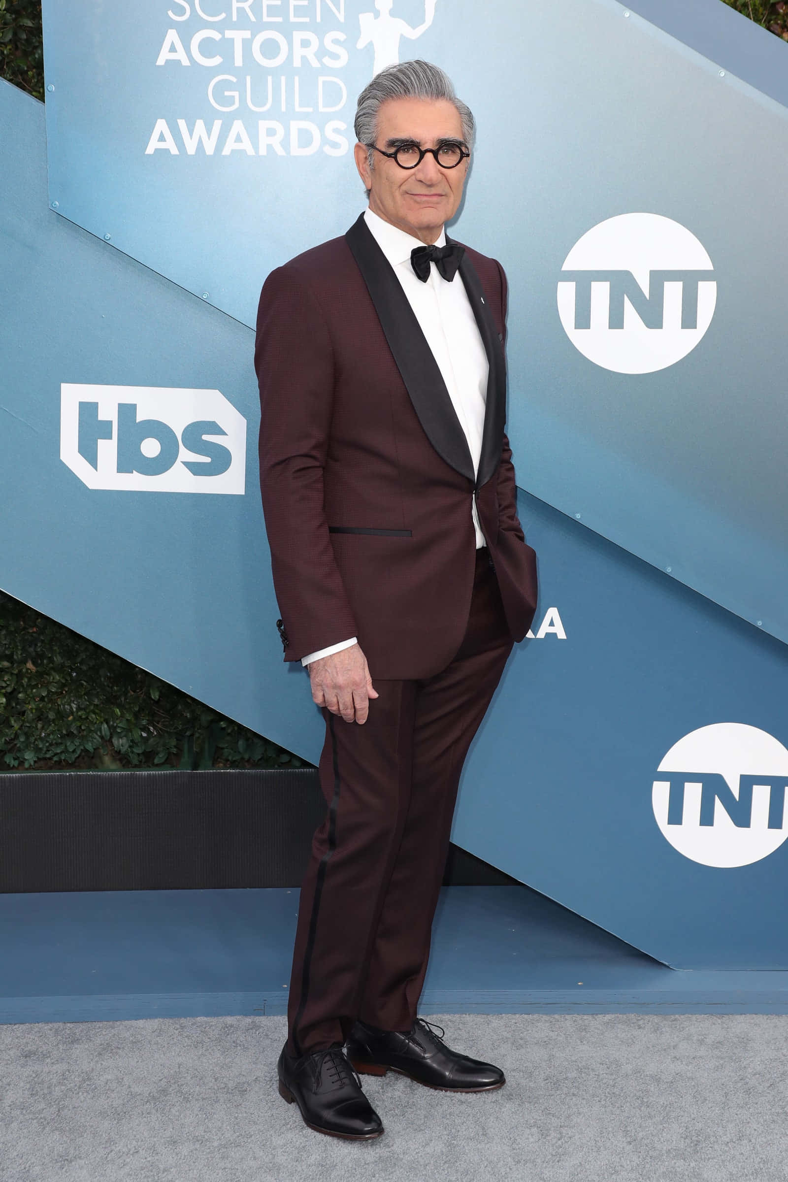 Eugene Levy, burgundy tuxedo, black lapels, Full HD Phone Wallpaper