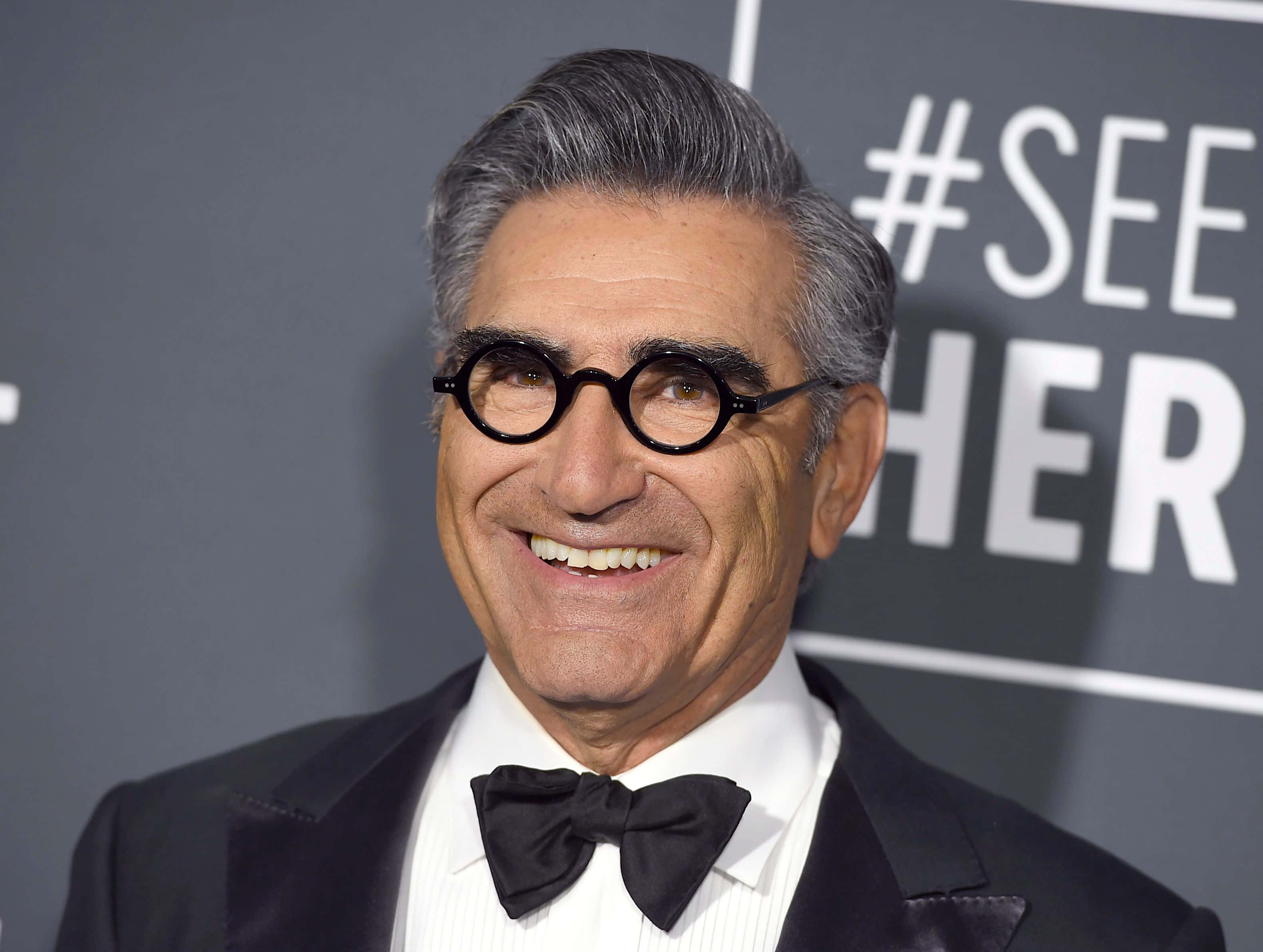 Eugene Levy, gray hair, round black glasses, 2K Desktop Wallpaper