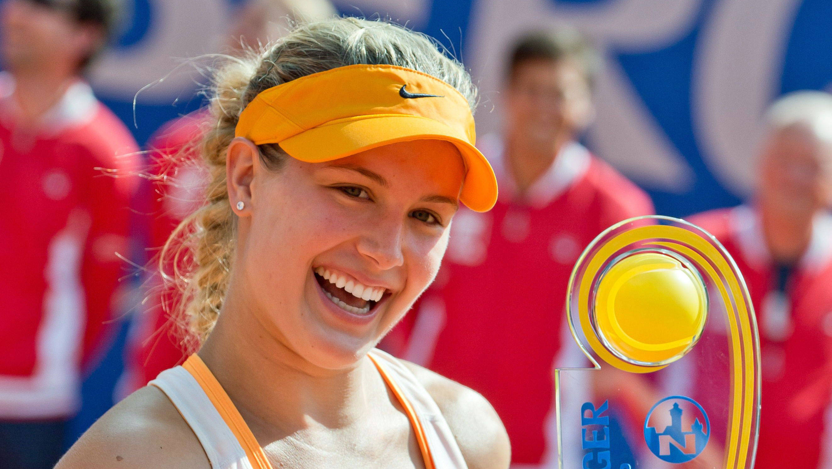 Eugenie Bouchard, yellow and clear trophy, bright sunlight, 2K Desktop Wallpaper