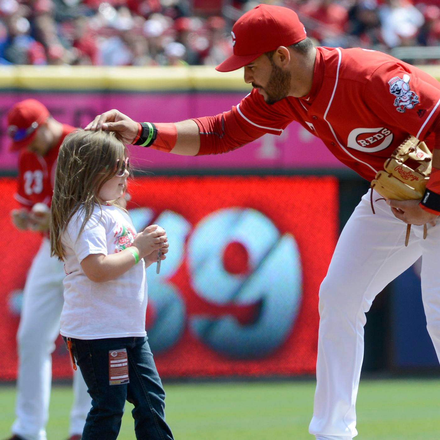 Eugenio Suarez, little girl, red uniform, HD Desktop Wallpaper