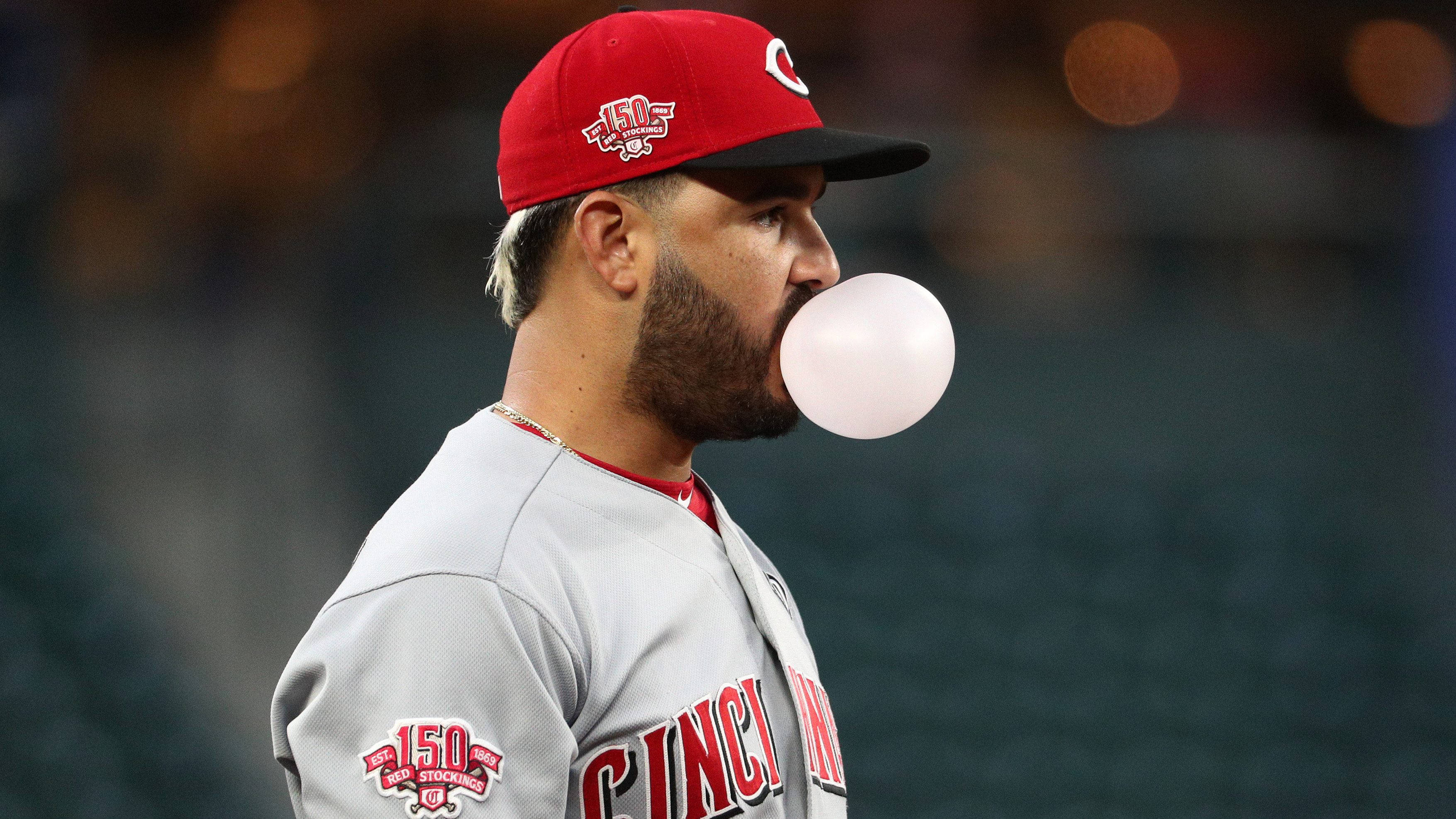 Eugenio Suarez, bubble gum, red cap, 2K Desktop Wallpaper