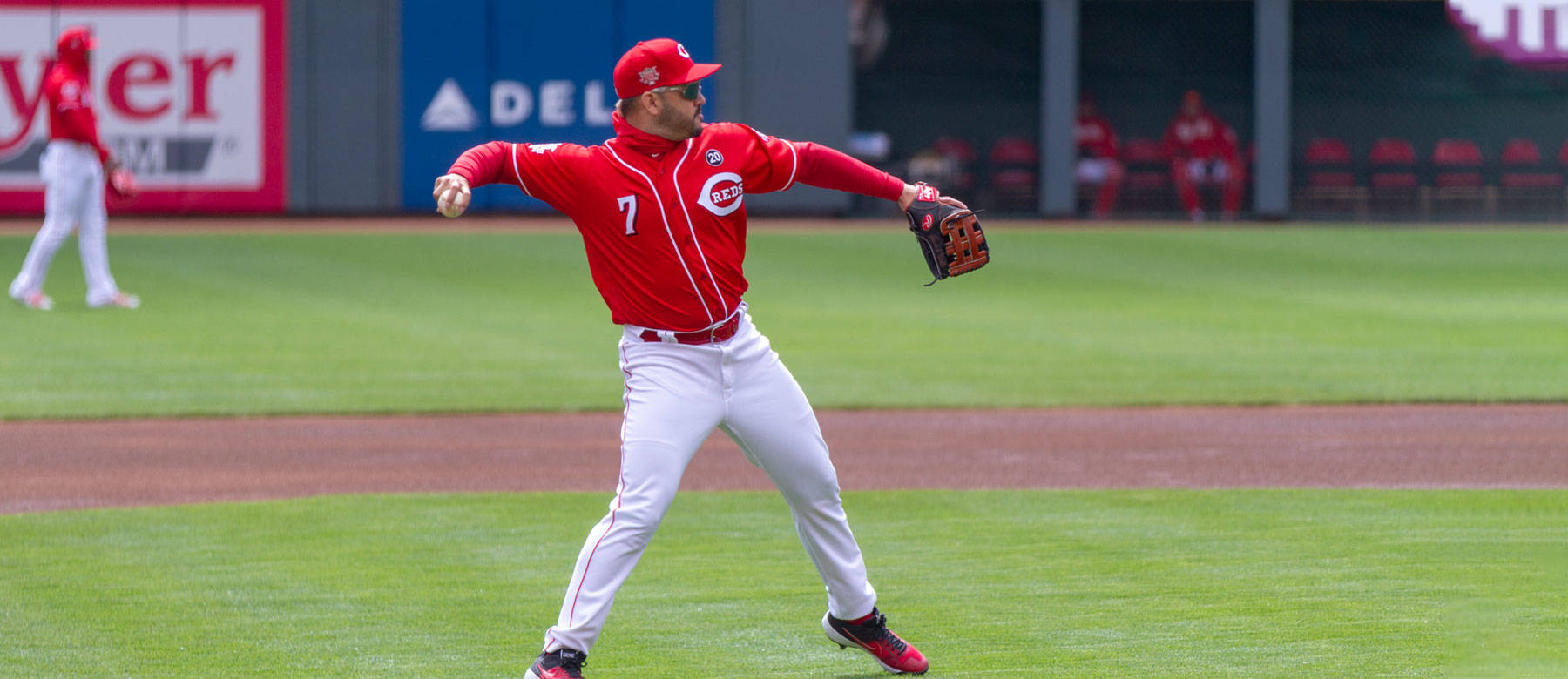Eugenio Suarez, red uniform, green field, HD Desktop Wallpaper