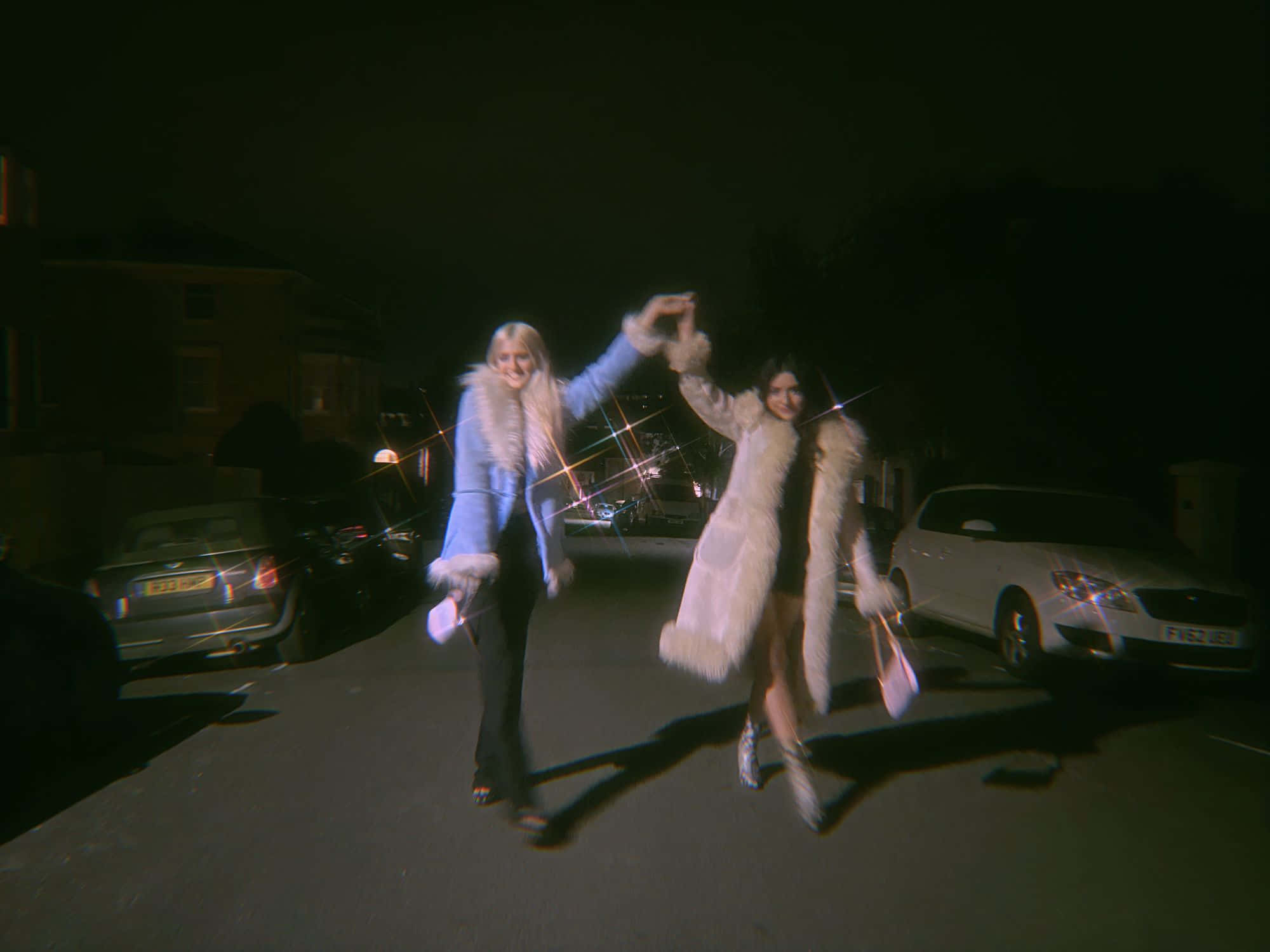 Euphoric Nighttime Friends Fashion, fluffy white coats, dark street at night, Full HD Desktop Wallpaper