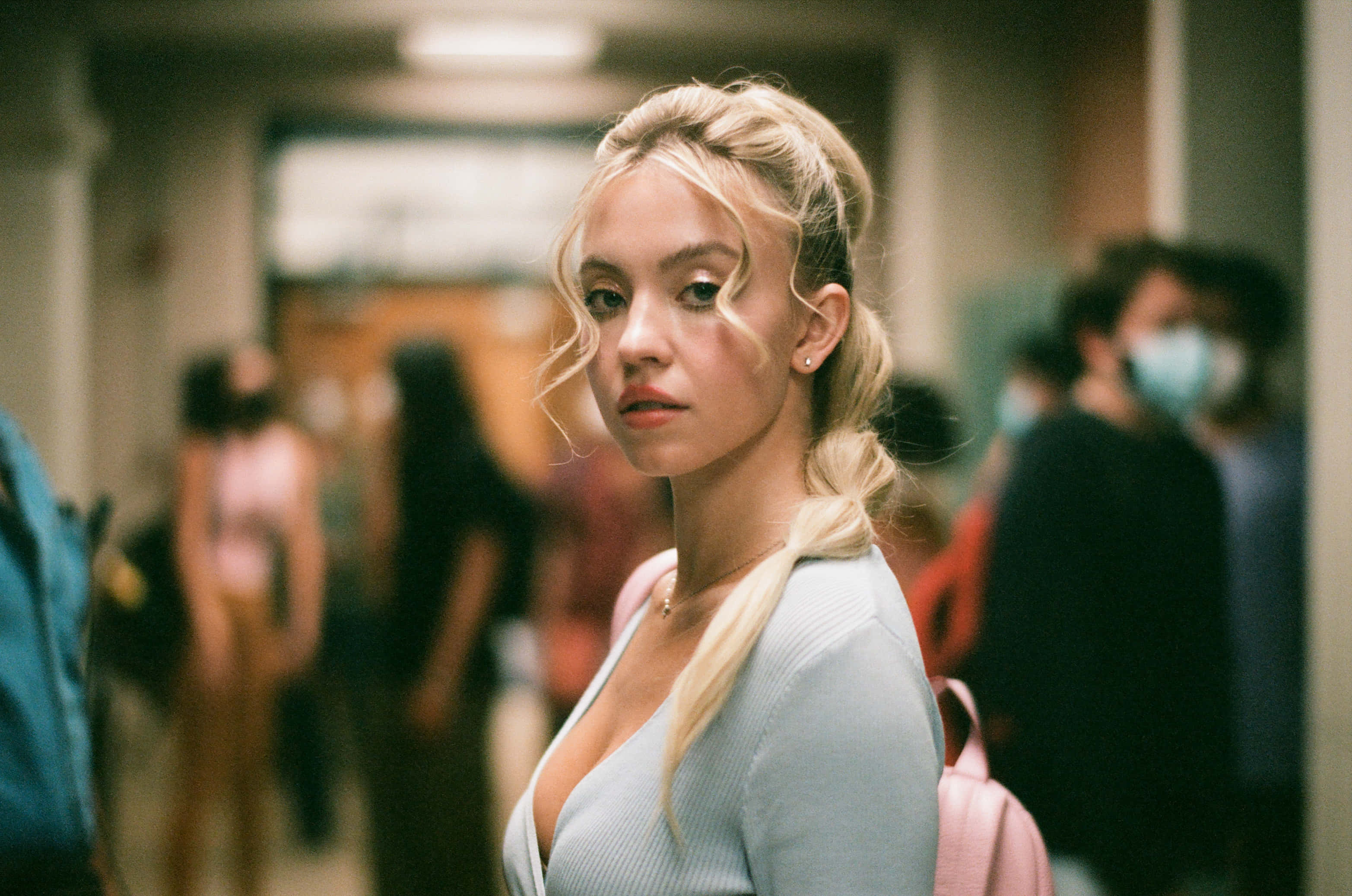 Euphoria Season 2, blonde hair, pink backpack, 2K Desktop Wallpaper